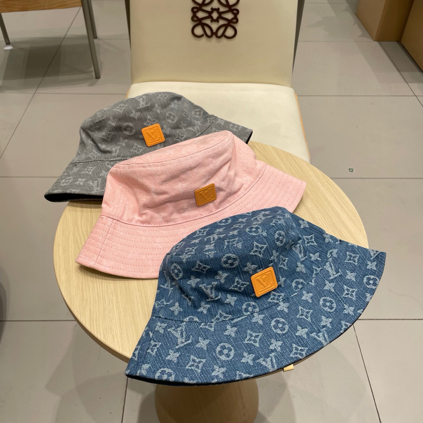  LV路易威登官网同步高版本 新款牛仔渔夫帽
火爆技术升级，洗水牛仔风街头风十足
更符合现在时尚小哥哥小