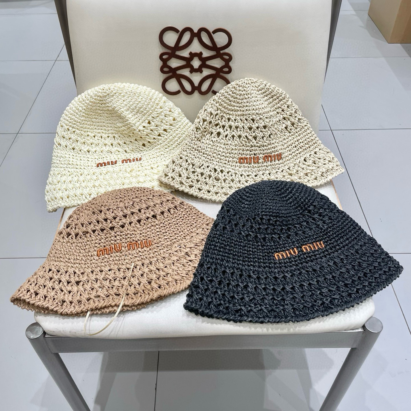   Miu Miu/缪缪 25春夏 字母刺绣logo 女士 镂空渔夫帽 