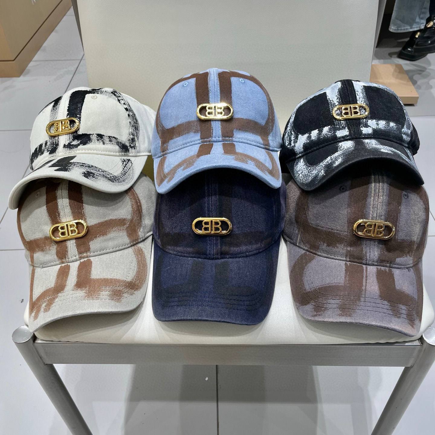  BALENCIAGA巴黎世家新款logo棒球帽，很酷的色系，男女佩戴都有不同style，第一批抢先出货