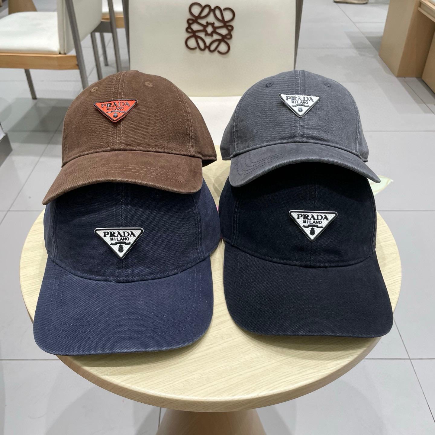   Pr@da 普拉达牛仔布倒三角棒球帽，秀场同款，面料柔软舒适
百搭休闲款，闭眼