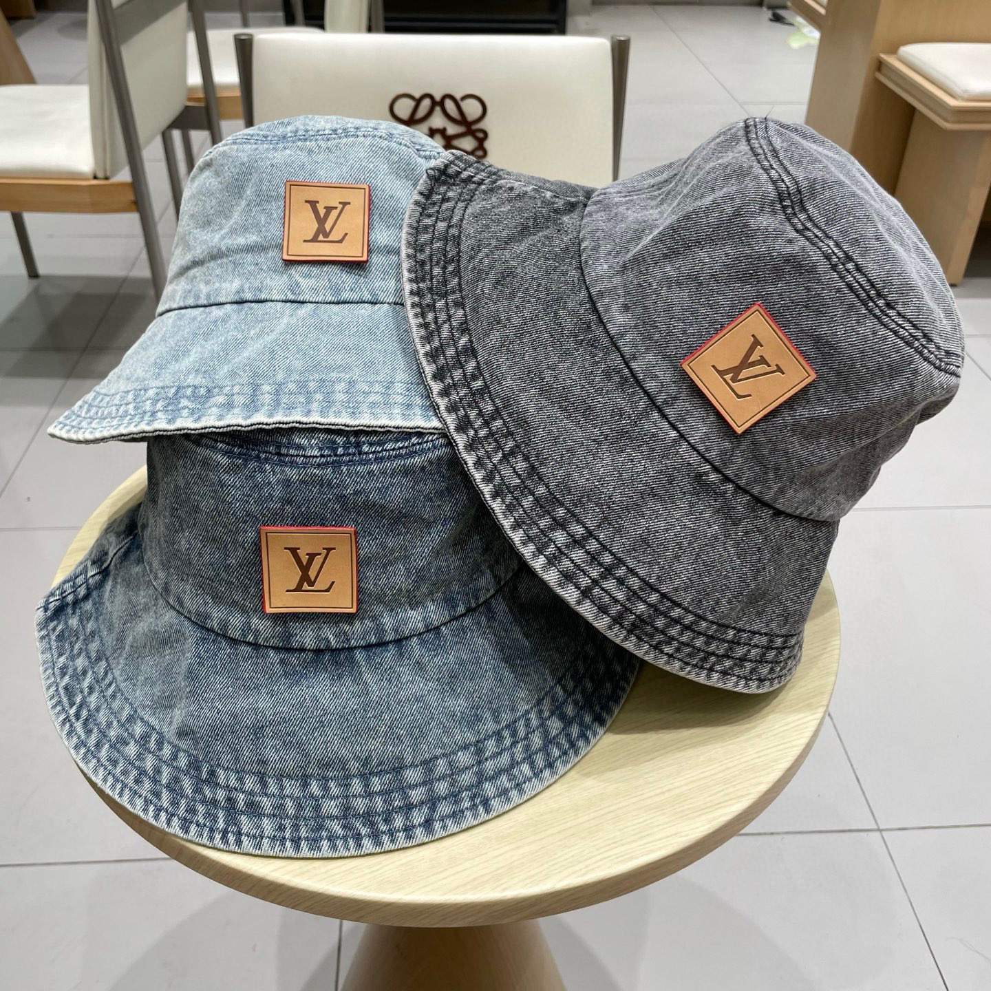  LV路易威登官网同步高版本 新款牛仔渔夫帽
火爆技术升级，洗水牛仔风街头风十足
更符合现在时尚小哥哥小