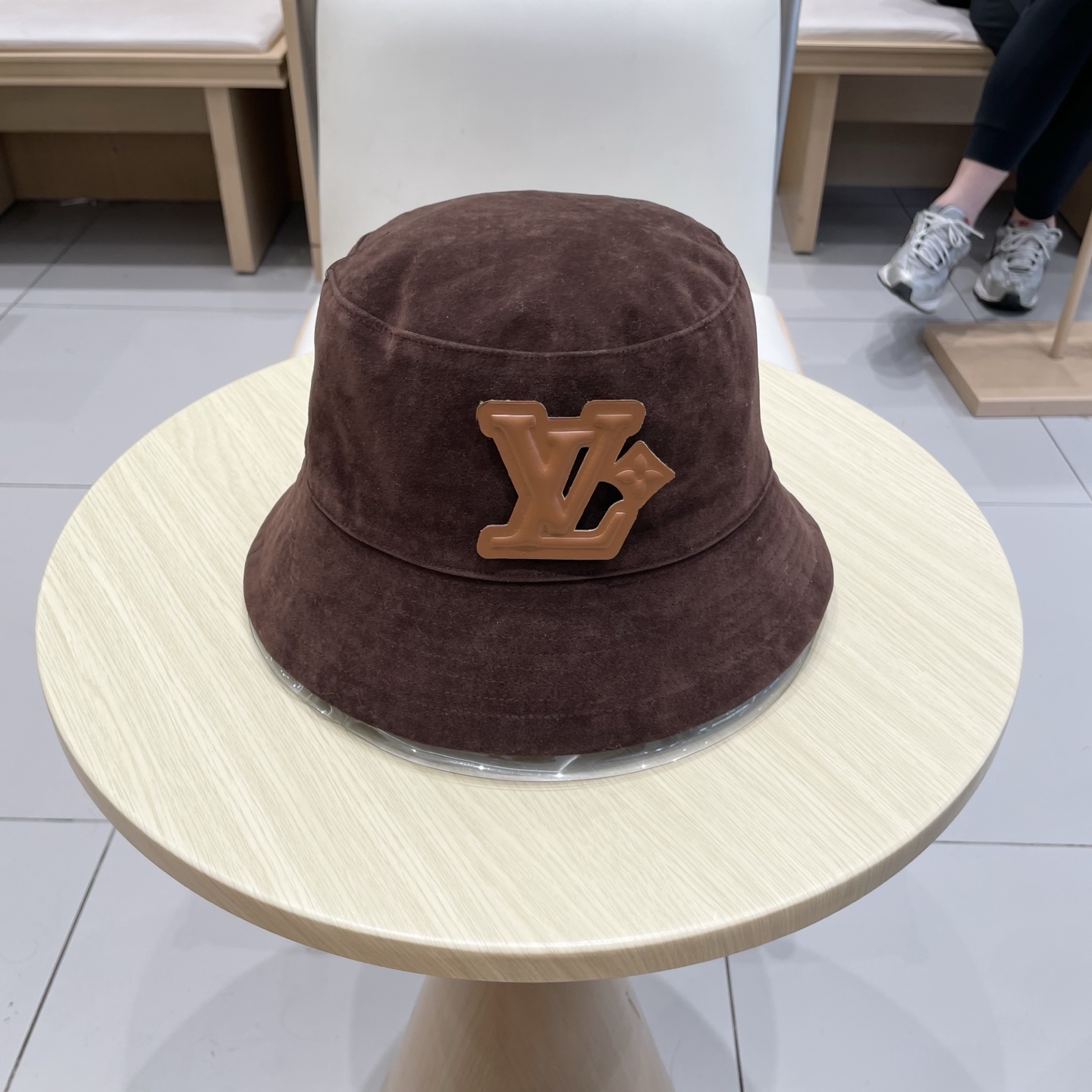  🧢路易威登棒球帽 LouisVuitton😍可双面戴！早秋新款深棕色麂皮绒渔夫帽子2025新款盆帽可折