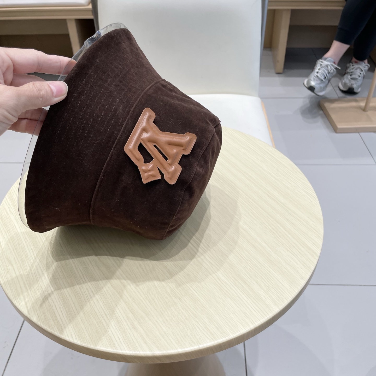  🧢路易威登棒球帽 LouisVuitton😍可双面戴！早秋新款深棕色麂皮绒渔夫帽子2025新款盆帽可折
