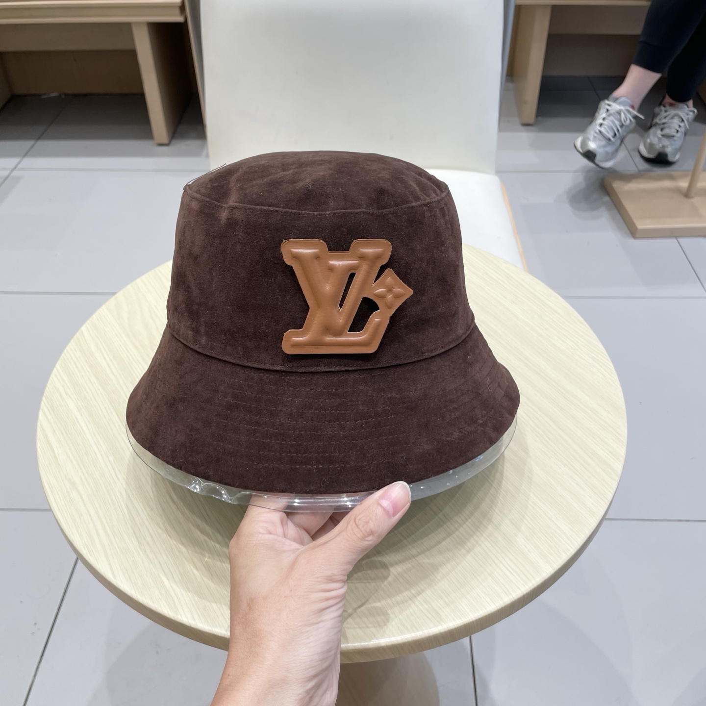  🧢路易威登棒球帽 LouisVuitton😍可双面戴！早秋新款深棕色麂皮绒渔夫帽子2025新款盆帽可折