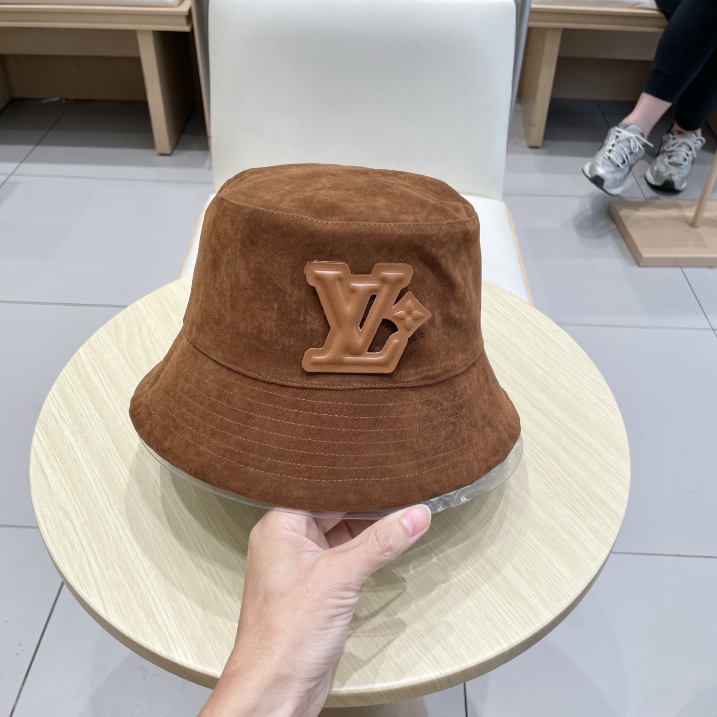  🧢路易威登棒球帽 LouisVuitton😍可双面戴！早秋新款深棕色麂皮绒渔夫帽子2025新款盆帽可折