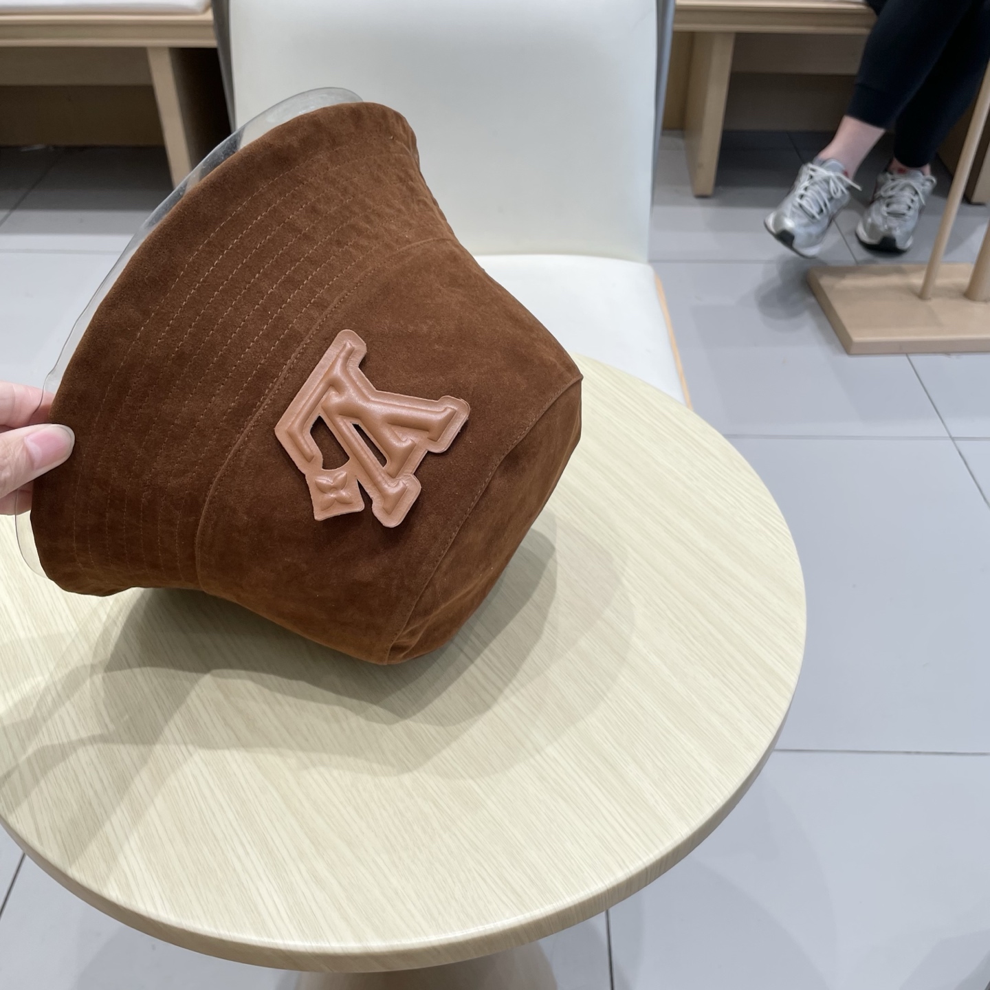  🧢路易威登棒球帽 LouisVuitton😍可双面戴！早秋新款深棕色麂皮绒渔夫帽子2025新款盆帽可折