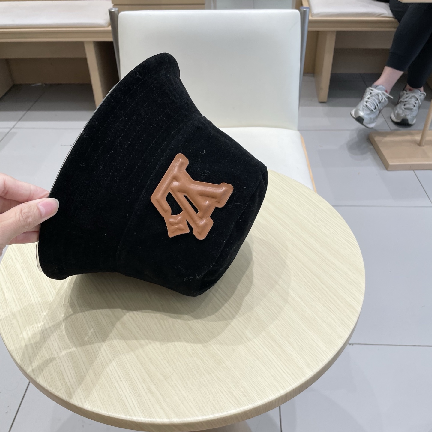  🧢路易威登棒球帽 LouisVuitton😍可双面戴！早秋新款深棕色麂皮绒渔夫帽子2025新款盆帽可折