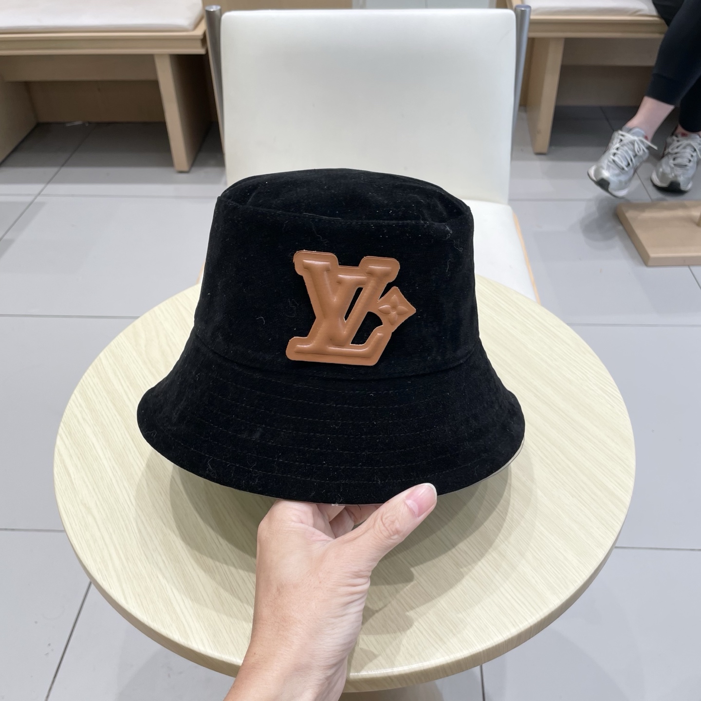  🧢路易威登棒球帽 LouisVuitton😍可双面戴！早秋新款深棕色麂皮绒渔夫帽子2025新款盆帽可折