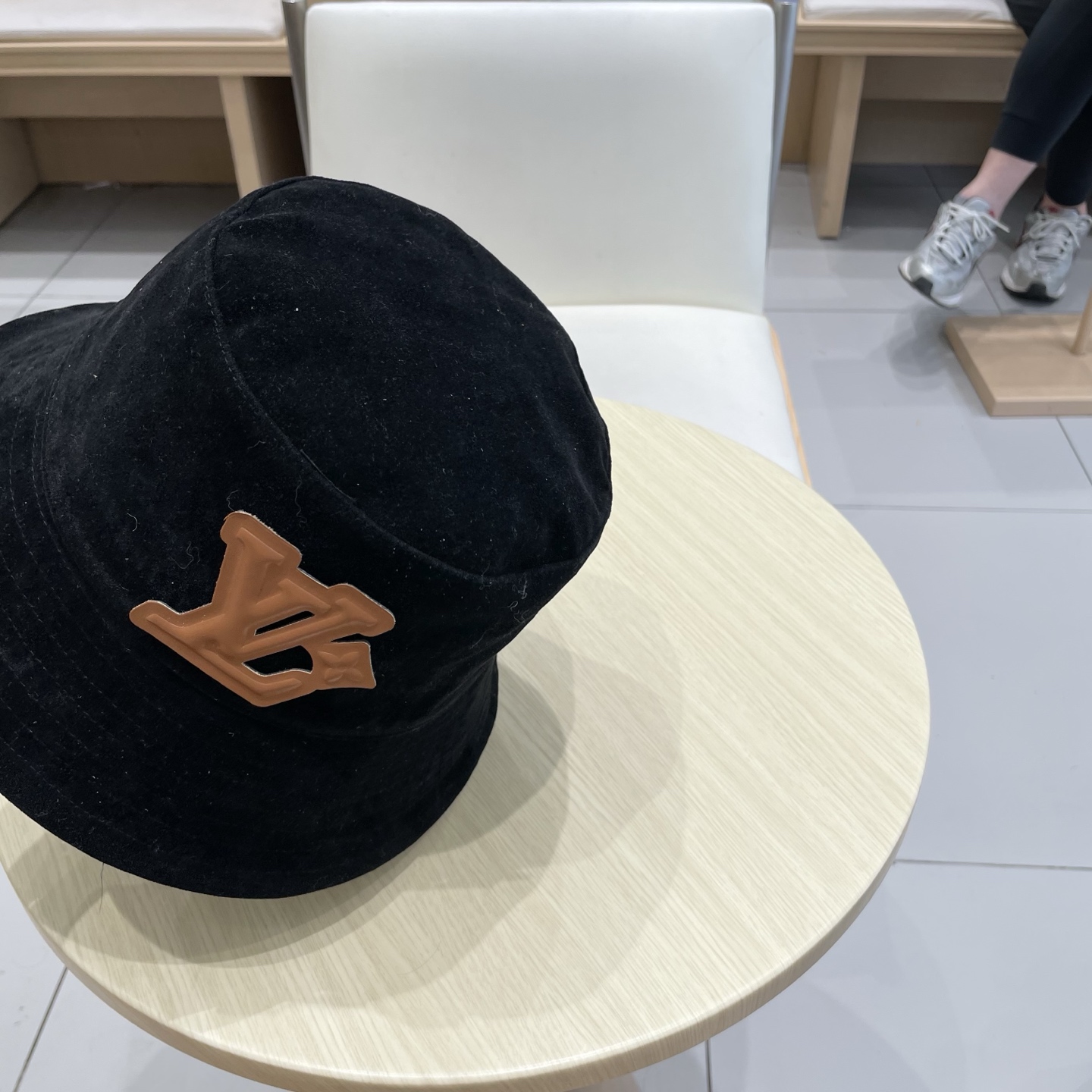  🧢路易威登棒球帽 LouisVuitton😍可双面戴！早秋新款深棕色麂皮绒渔夫帽子2025新款盆帽可折
