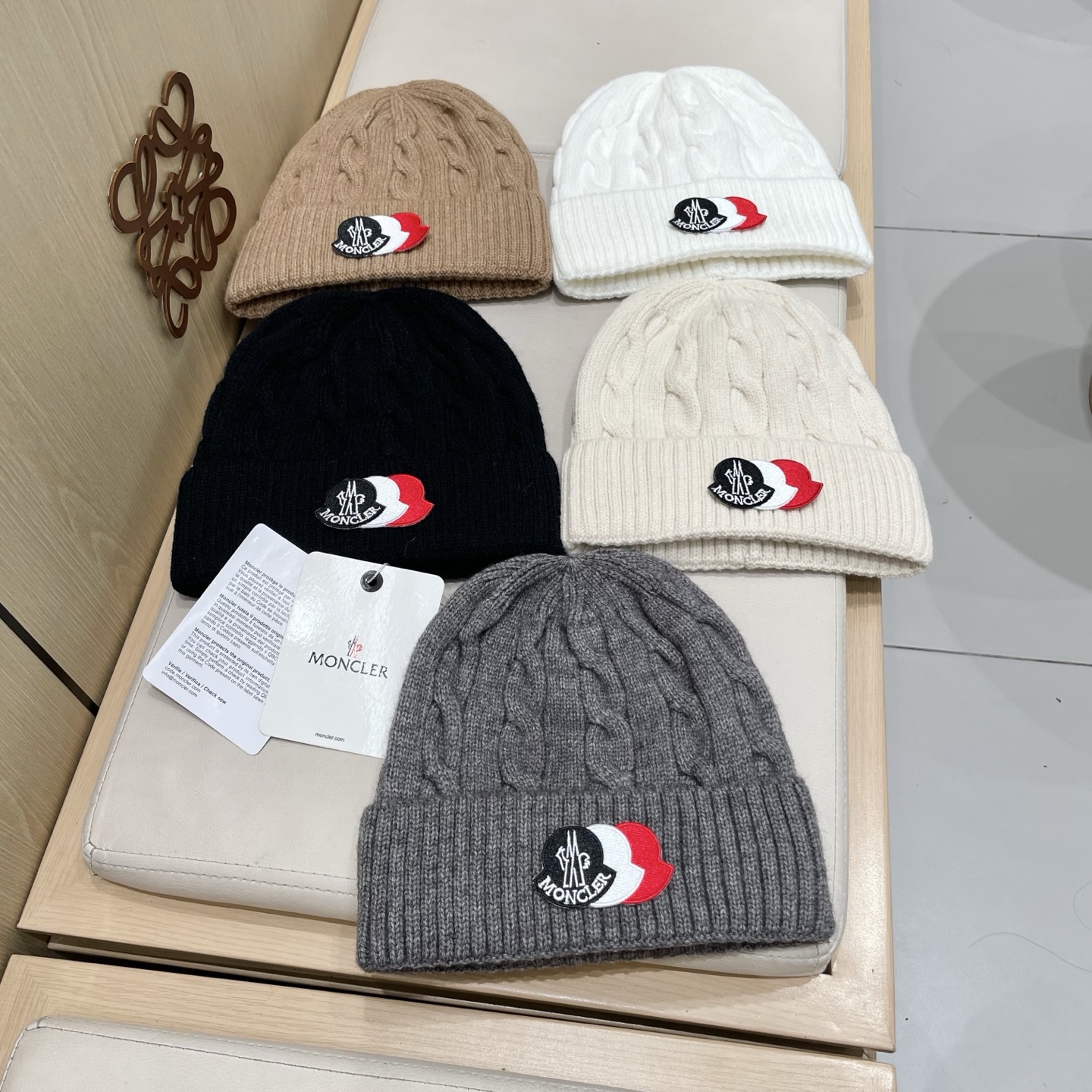  蒙口Moncler盟可睐针织帽，原单复刻.非常柔软亲肤，弹性很好💓有质感又非常百搭的款式~保暖的  毛