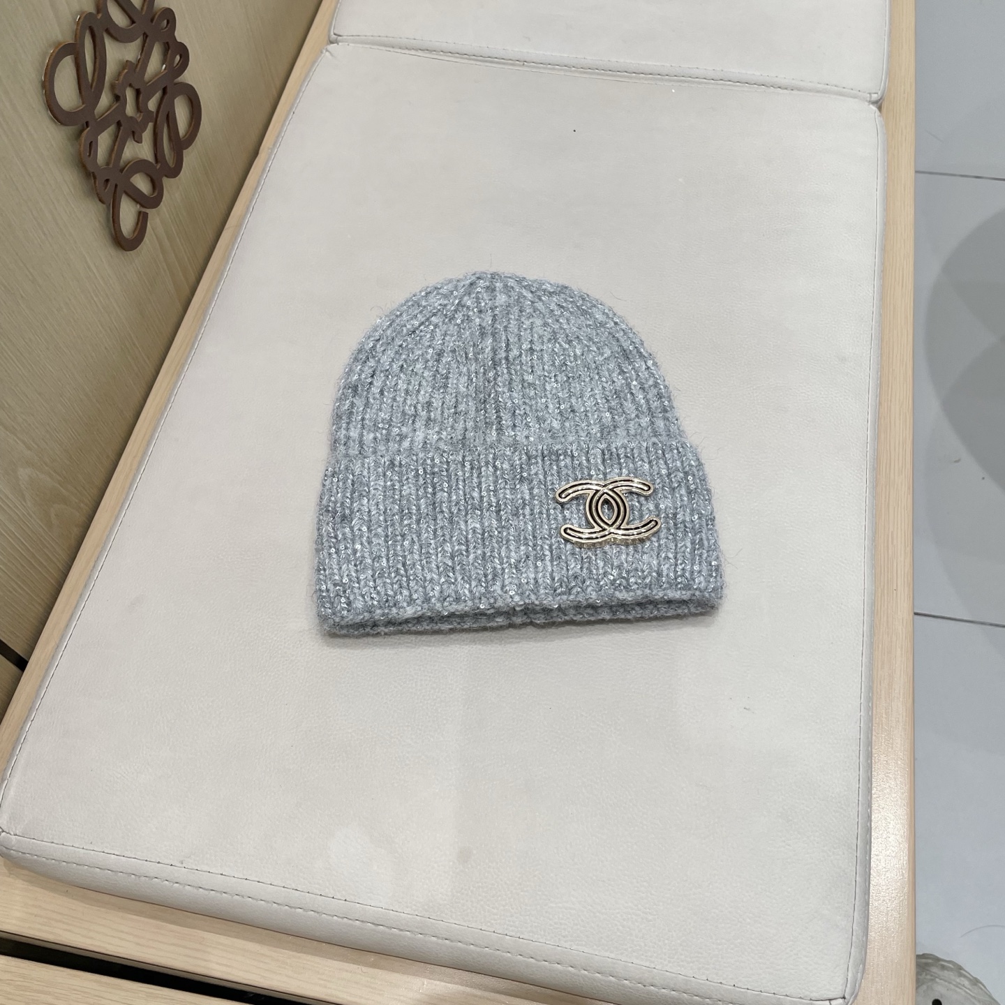 NO:363647,CHANEL Chanel] Sequin knitted wool hat, super hot and first-class texture, and a super easy match when you go out!  Hat Straw Hat Fisherman Hat Baseball Hat Knitted Hats, Hats, Chanel, Chanel, espadrilles, hatsCHANEL香奈儿】亮片款针织毛线帽,超火爆质感一流,出街超好搭配！帽子草帽渔夫帽棒球帽针织帽,帽子,chanel,chanel,espadrilles,hats,hat