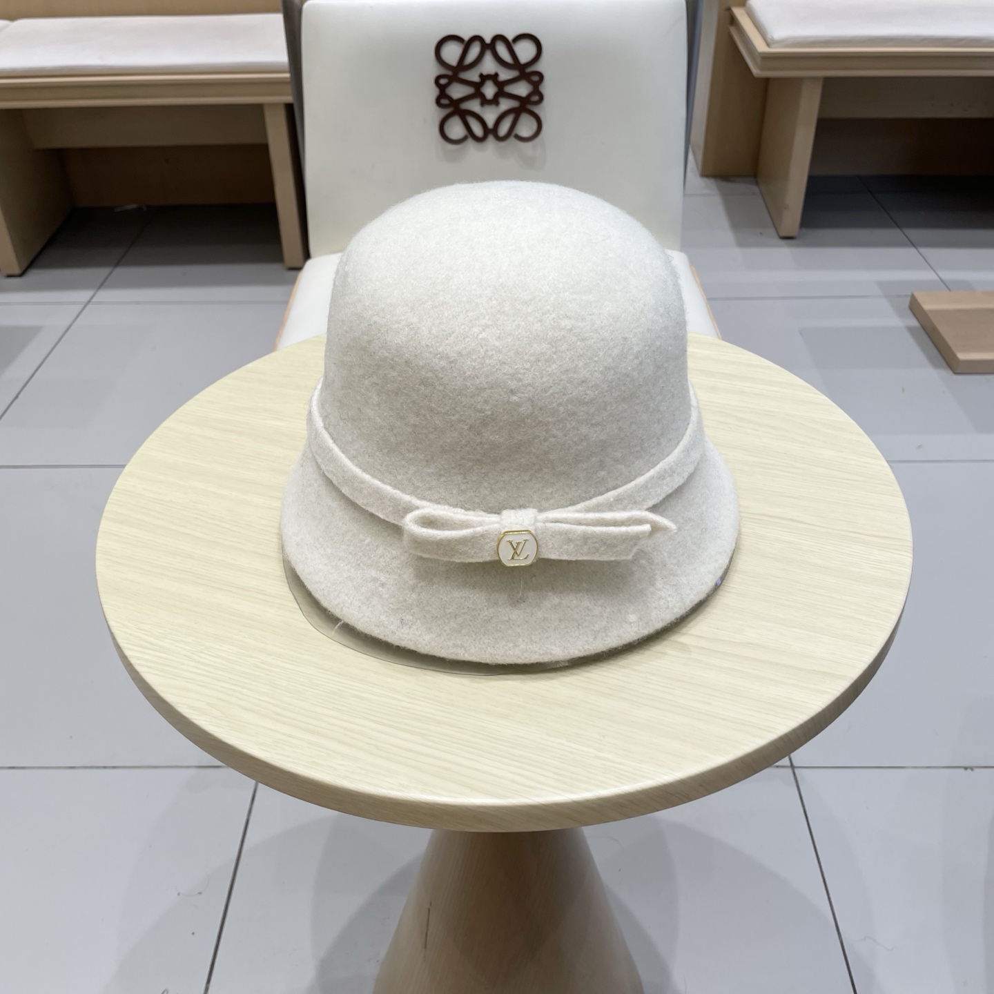  🧢路易威登棒球帽 LouisVuitton😍新款赫本风羊毛渔夫帽女款法式复古秋冬礼帽盆帽优雅白色帽子h