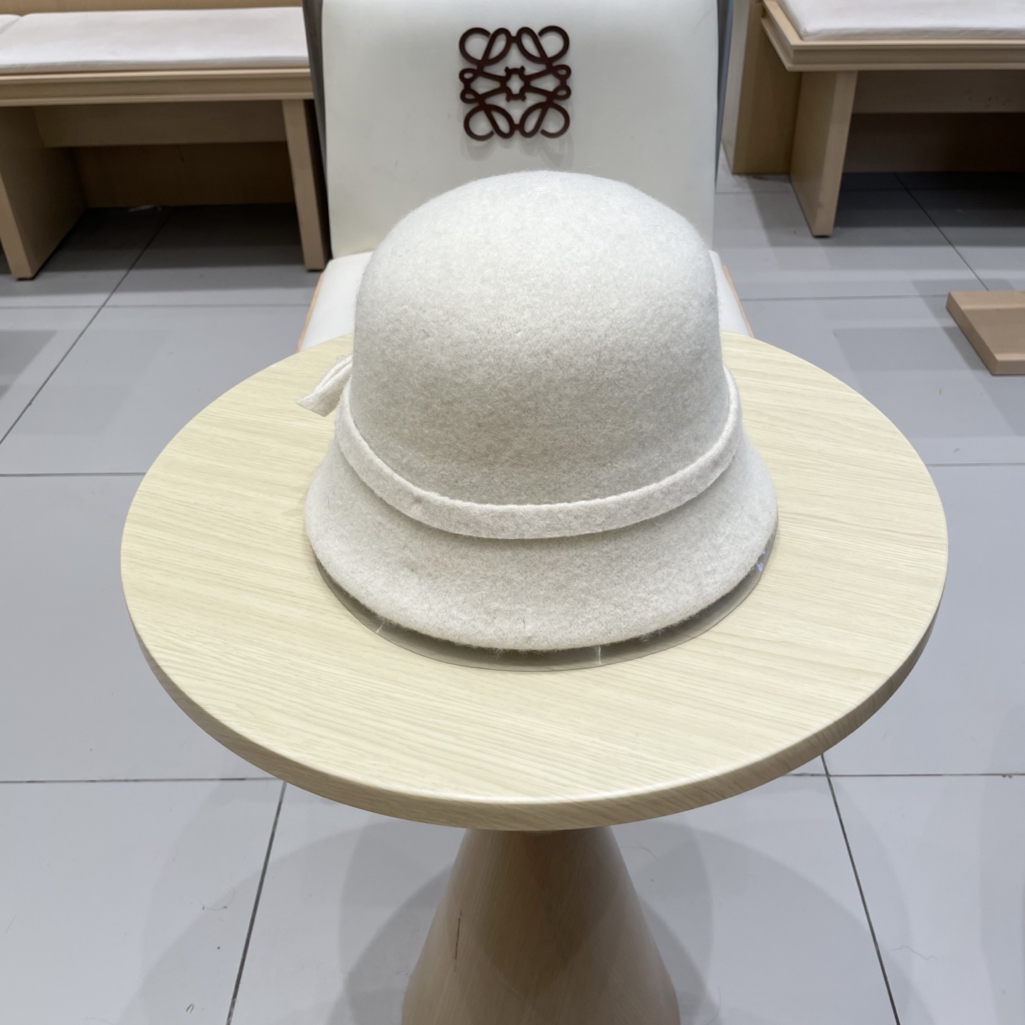  🧢路易威登棒球帽 LouisVuitton😍新款赫本风羊毛渔夫帽女款法式复古秋冬礼帽盆帽优雅白色帽子h