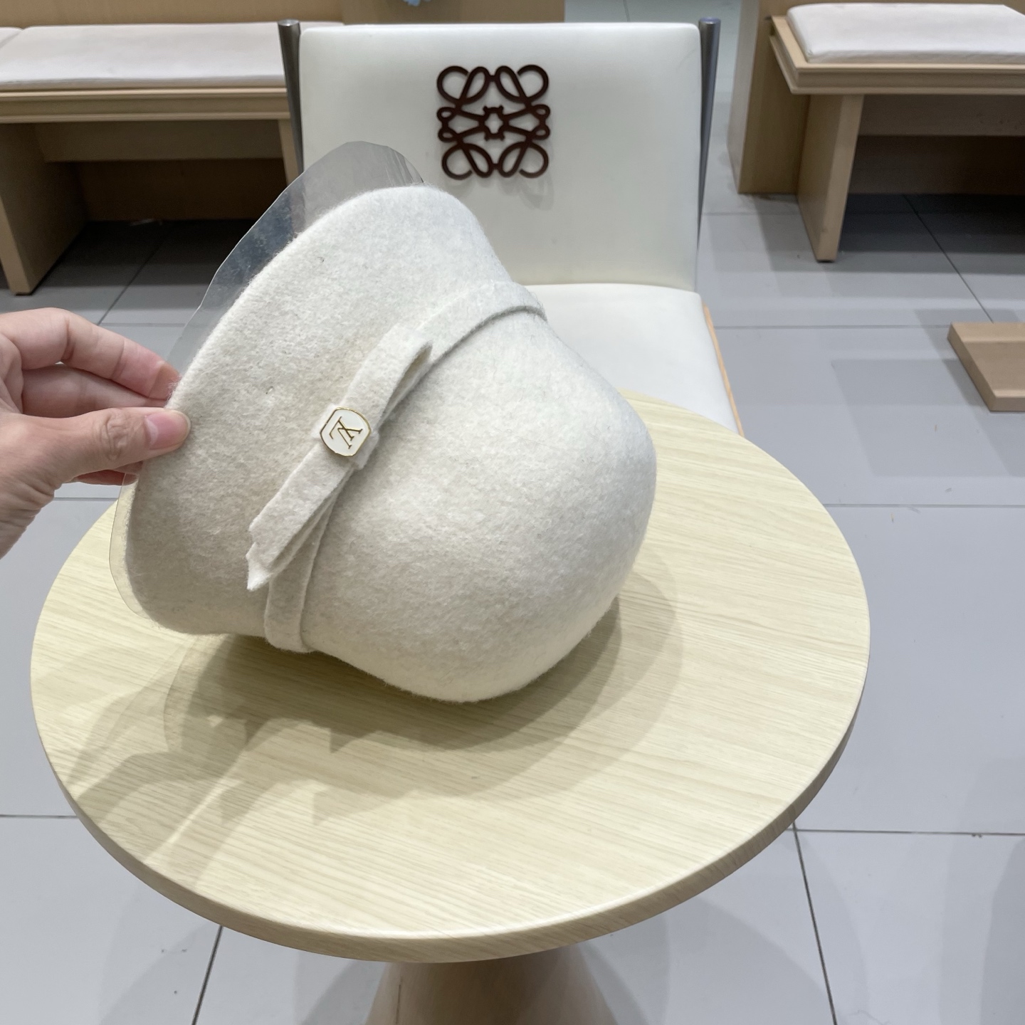  🧢路易威登棒球帽 LouisVuitton😍新款赫本风羊毛渔夫帽女款法式复古秋冬礼帽盆帽优雅白色帽子h