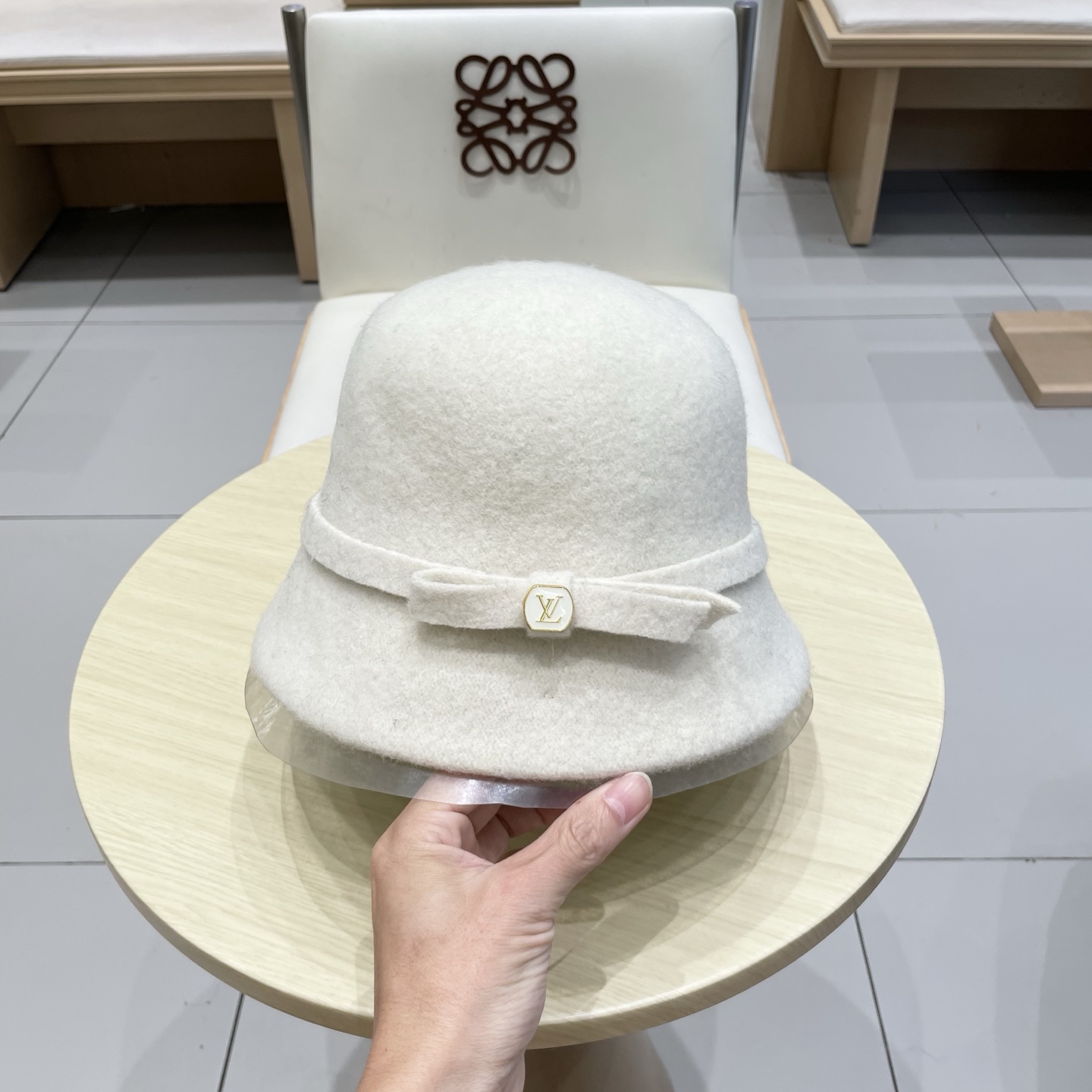  🧢路易威登棒球帽 LouisVuitton😍新款赫本风羊毛渔夫帽女款法式复古秋冬礼帽盆帽优雅白色帽子h