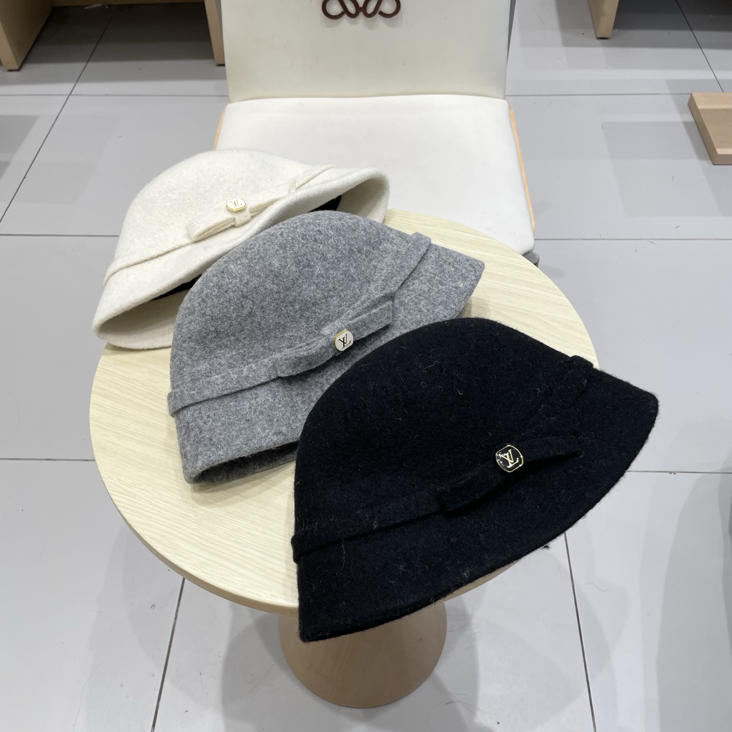  🧢路易威登棒球帽 LouisVuitton😍新款赫本风羊毛渔夫帽女款法式复古秋冬礼帽盆帽优雅白色帽子h