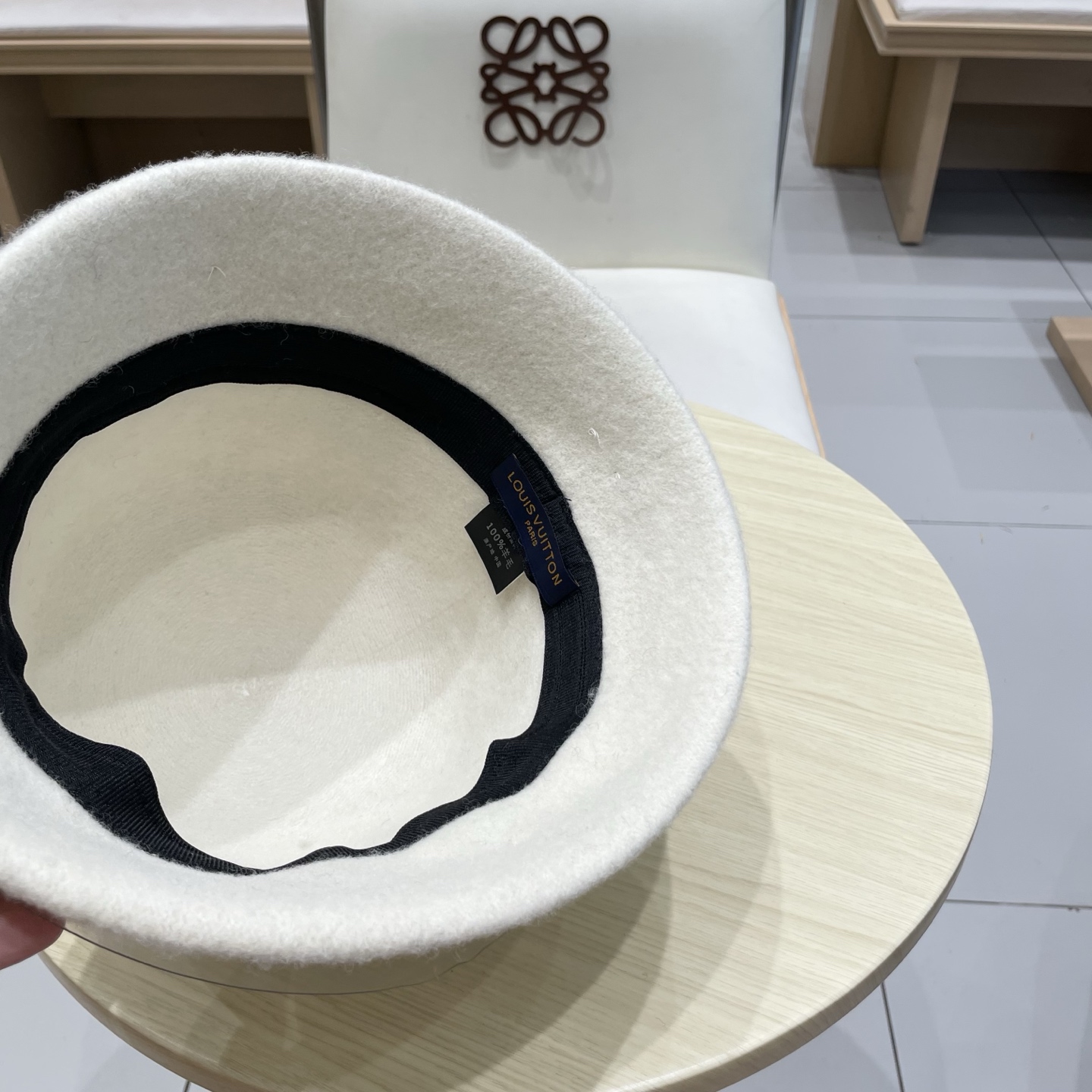  🧢路易威登棒球帽 LouisVuitton😍新款赫本风羊毛渔夫帽女款法式复古秋冬礼帽盆帽优雅白色帽子h