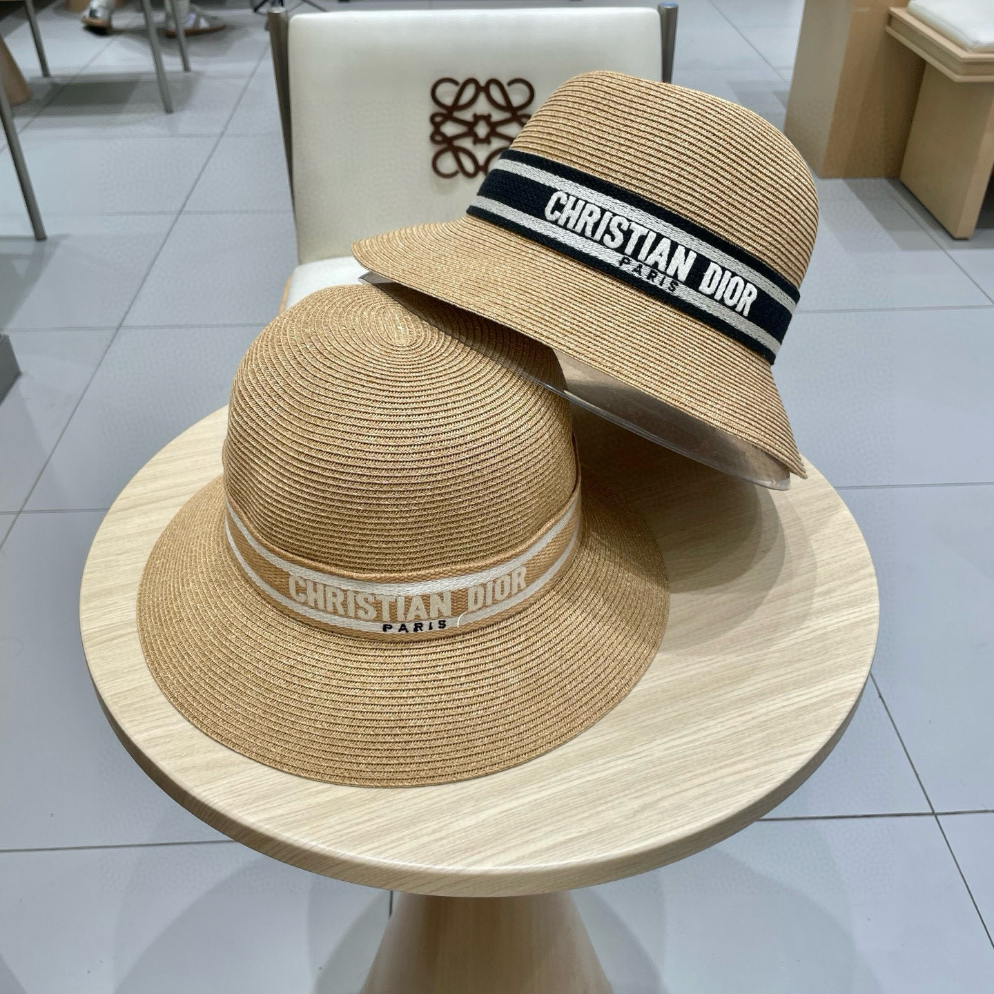  DIOR迪奥
平顶帽采用台湾细辫草制作 百搭不挑脸型
平沿相对不遮挡视线 更加实用 日常和旅行都好戴 