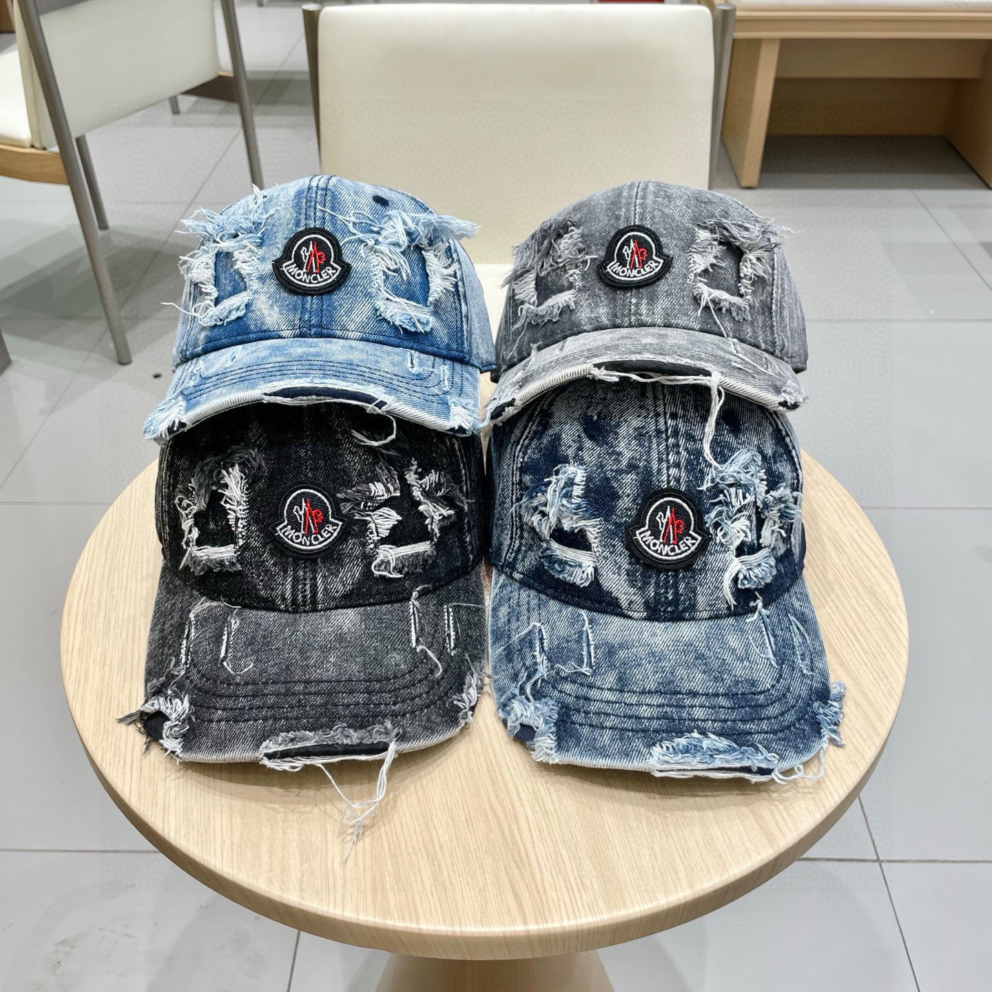 * 盟可睐 moncler 蒙口 破洞棒球帽
🌸🌸宝藏单品！做旧破坏刺绣鸭舌帽
百搭颜色👌超级显脸小 大