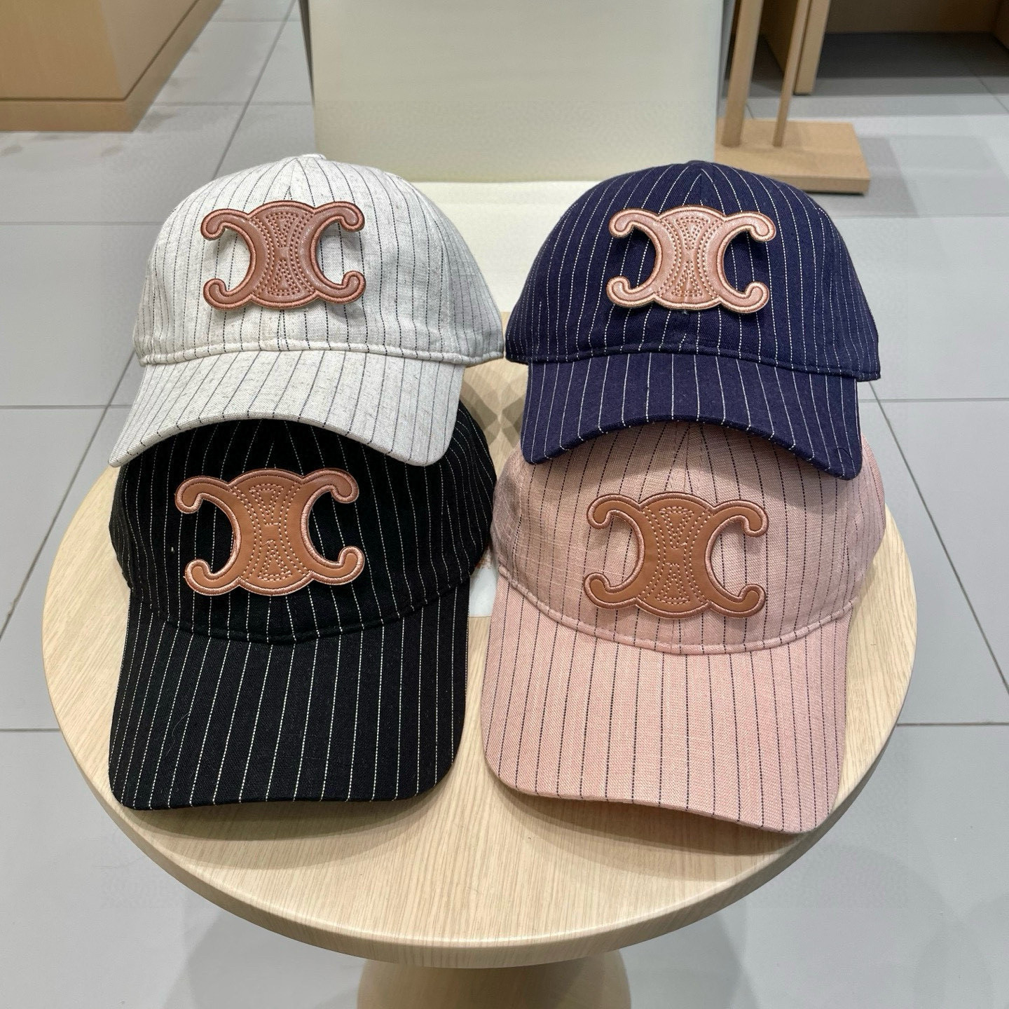   CELINE 塞琳 新款 🆕 棒球帽 🧢 
logo比较小一点 楦型 通通不一专柜热卖款轻盈透气
完