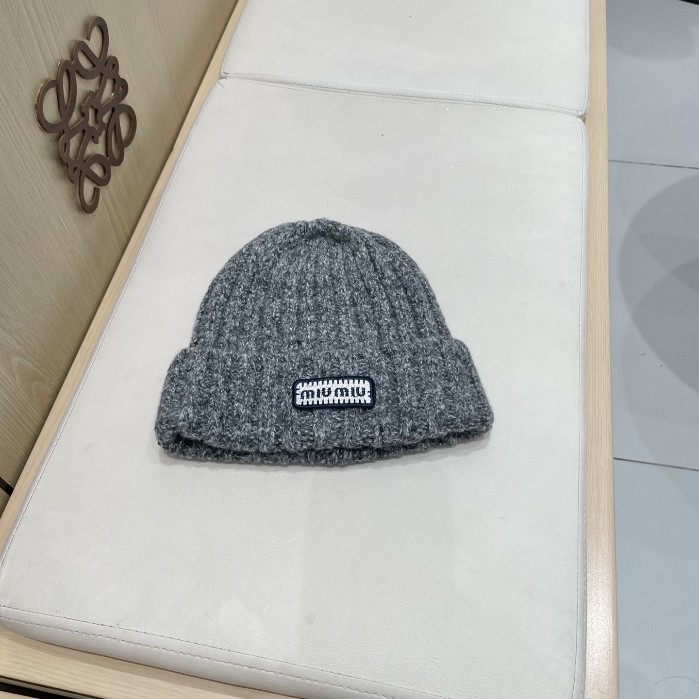 NO:363609,【MIUMIU Miu】2025 autumn and winter new knitted wool hat, a retro Korean version of warm and versatile single product hat straw hat fisherman hat baseball hat knit hat, hat, miumiu, espadrilles, hats【MIUMIU缪缪】2025秋冬新款针织毛线帽,复古韩版的一款 保暖百搭单品帽子草帽渔夫帽棒球帽针织帽,帽子,miumiu,espadrilles,hats,hat