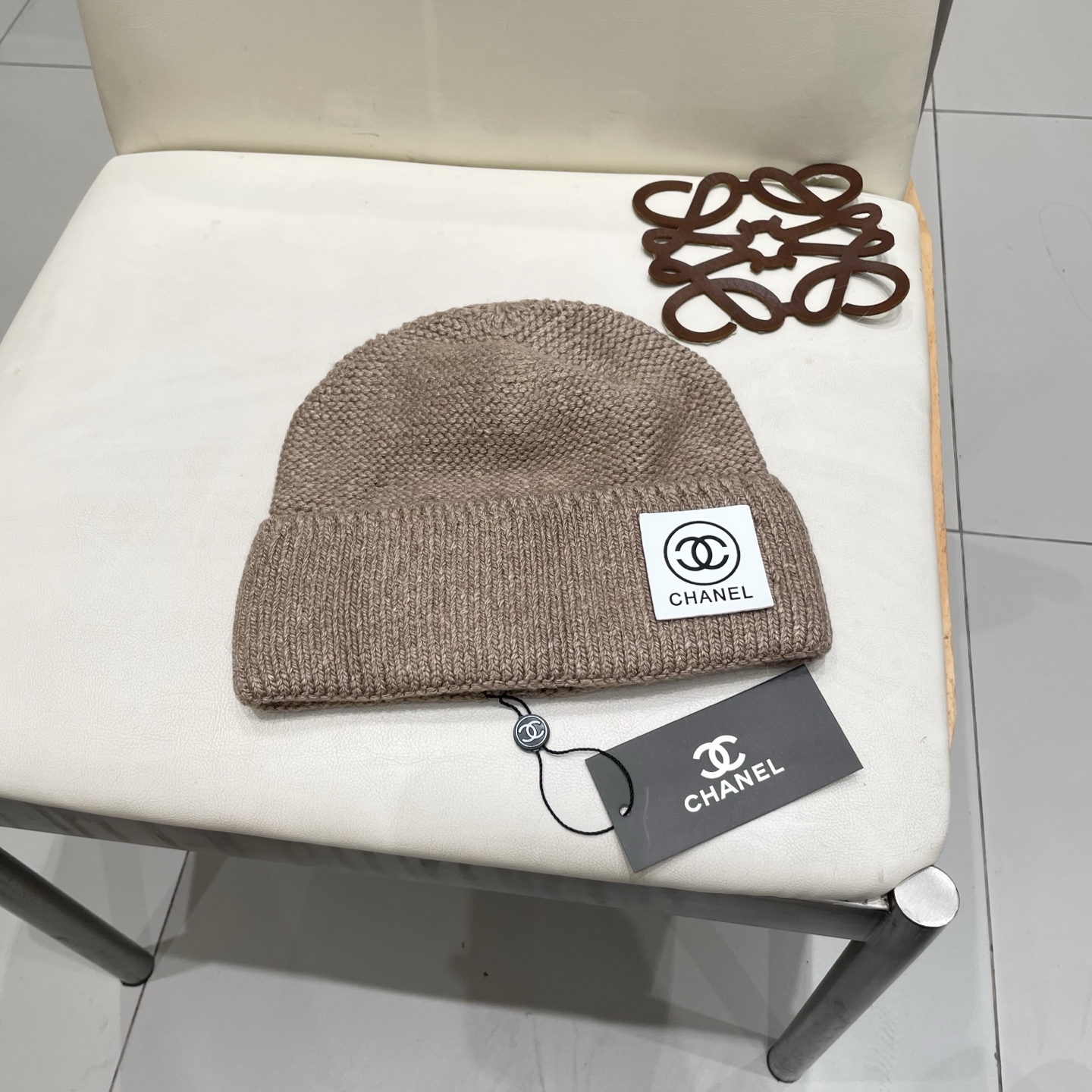 NO:363654,Higher version!  !  !  MONCLER high-quality knitted rabbit wool wool hat, a super classic and outdated autumn and winter cold hat. A must-have for young ladies who know goods. There are many versions of the hat quality market. Only this one has always stood firm and looks really good on the top. The hat body is not cut corners at all. It has 30 rabbit wool 70 wool, and the texture is good!  Hat Straw Hat Fisherman Hat Baseball Hat Knitted Hats, Hats, Moncler, espadrilles, hats高版本！！！ 蒙口MONCLER高品质针织兔羊毛毛线帽 超经典不过时的一款秋冬冷帽 懂货的小姐姐必入款,帽型质量市场都有超多版本 唯有这款一直屹立不倒,上头真心好看,帽身一点都不偷工减料,30兔毛70羊毛,质感嘎嘎的好！帽子草帽渔夫帽棒球帽针织帽,帽子,Moncler,espadrilles,hats,hat