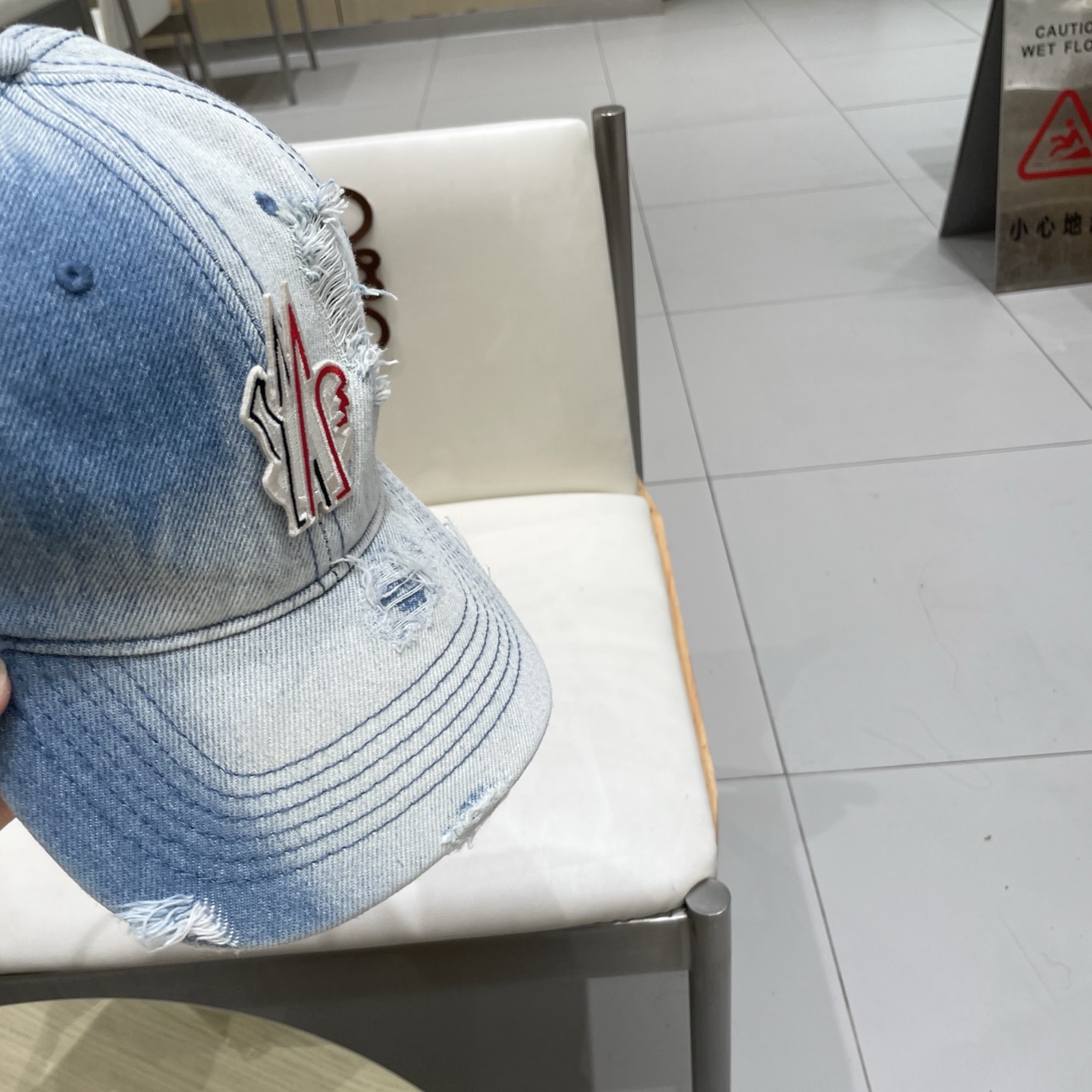   蒙口洗水做牛仔旧棒球帽
火爆款技术升级，洗水做破的牛仔风街头风十足
更符合现在时尚小哥哥小姐姐的st