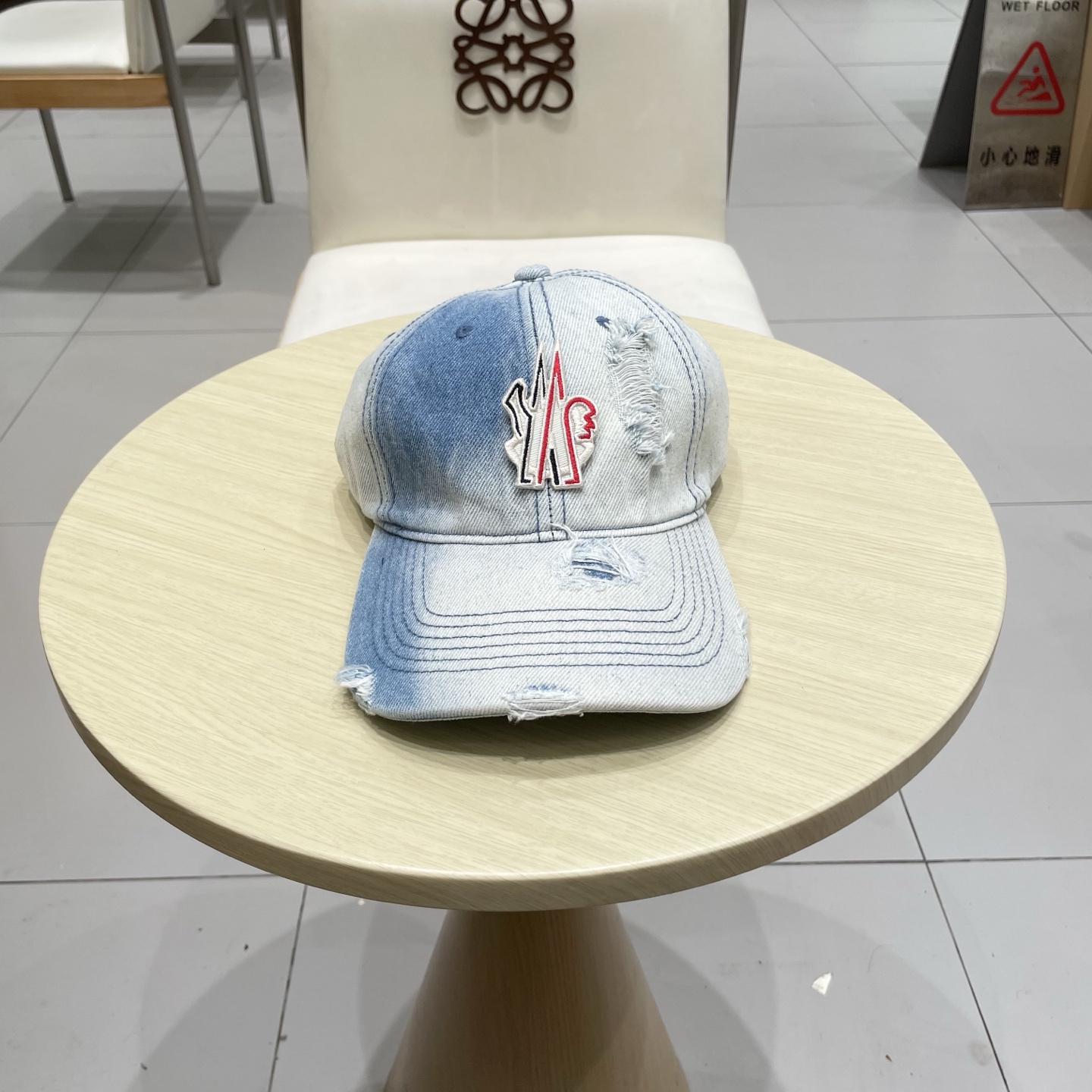   蒙口洗水做牛仔旧棒球帽
火爆款技术升级，洗水做破的牛仔风街头风十足
更符合现在时尚小哥哥小姐姐的st