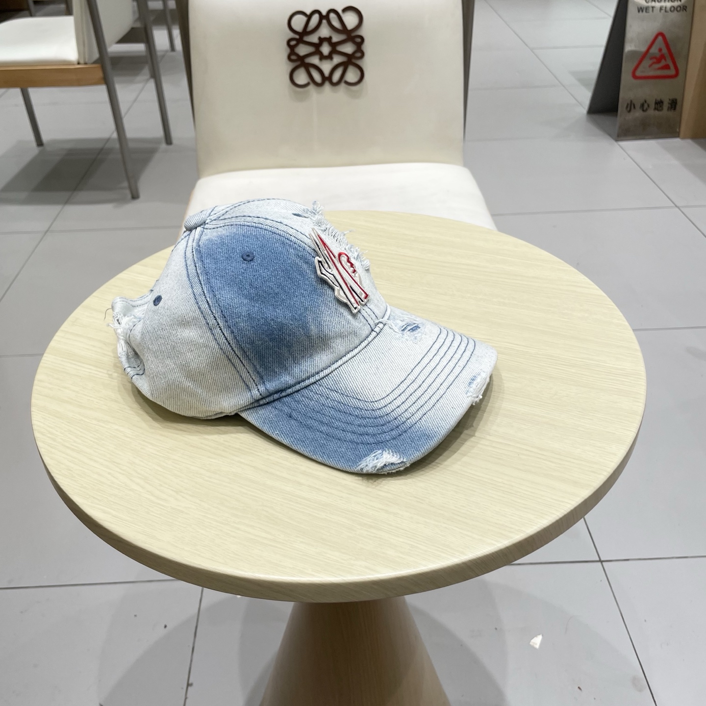   蒙口洗水做牛仔旧棒球帽
火爆款技术升级，洗水做破的牛仔风街头风十足
更符合现在时尚小哥哥小姐姐的st