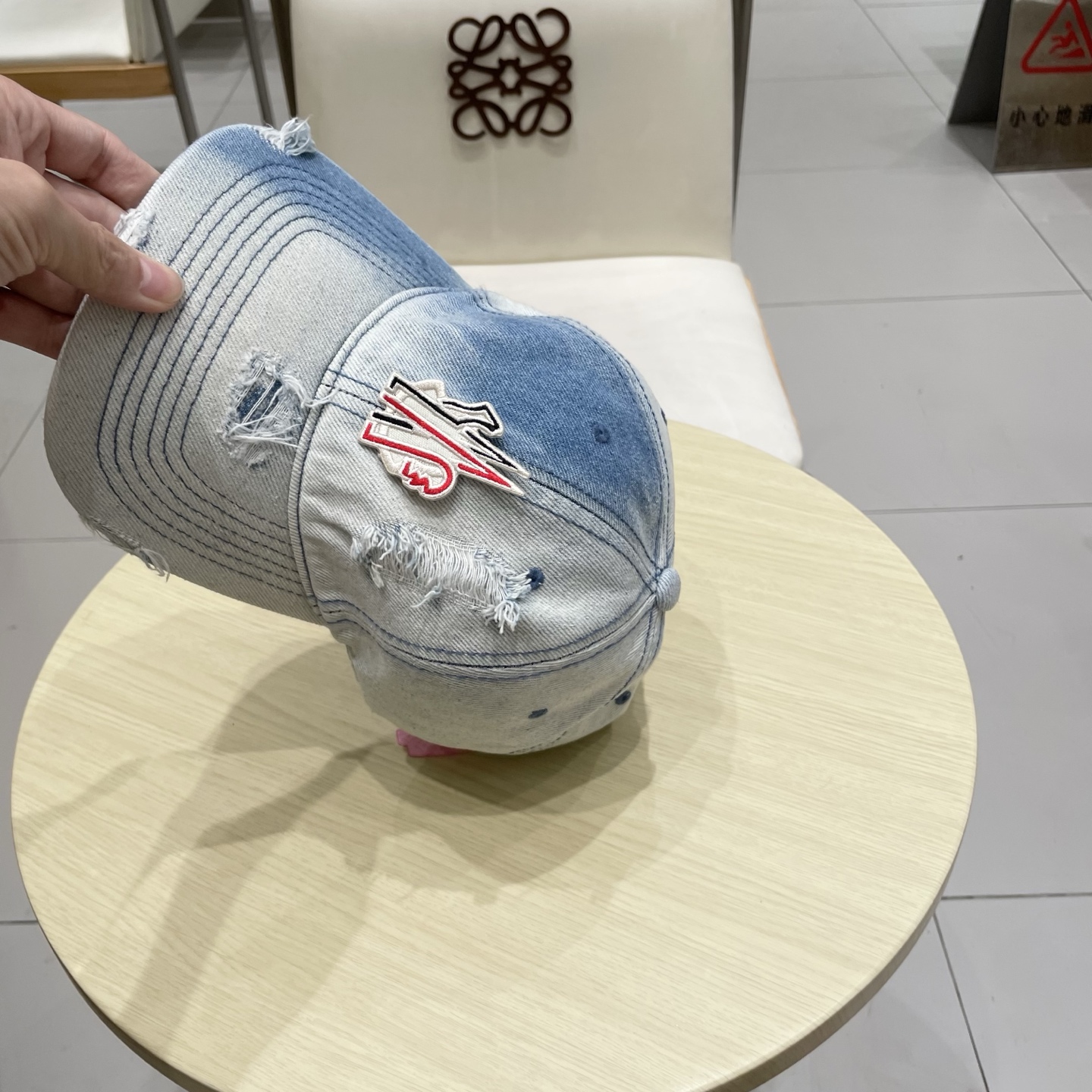   蒙口洗水做牛仔旧棒球帽
火爆款技术升级，洗水做破的牛仔风街头风十足
更符合现在时尚小哥哥小姐姐的st