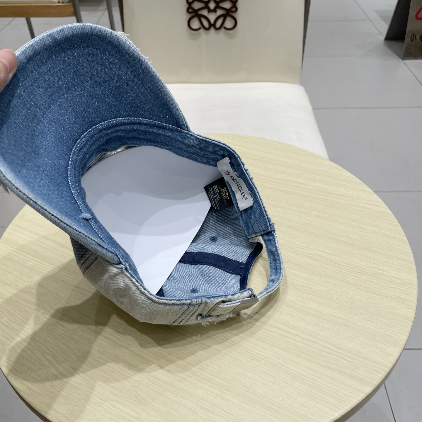   蒙口洗水做牛仔旧棒球帽
火爆款技术升级，洗水做破的牛仔风街头风十足
更符合现在时尚小哥哥小姐姐的st