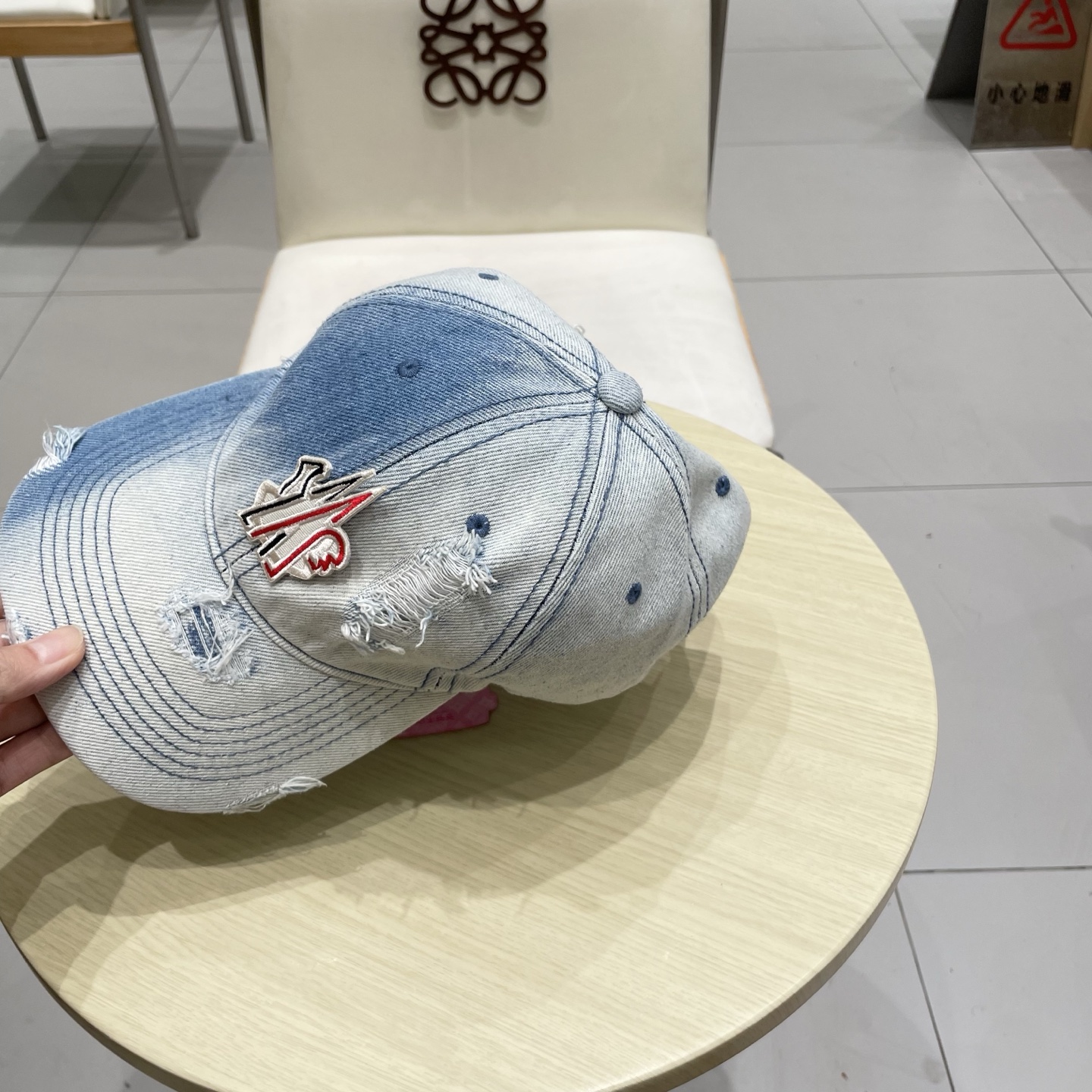   蒙口洗水做牛仔旧棒球帽
火爆款技术升级，洗水做破的牛仔风街头风十足
更符合现在时尚小哥哥小姐姐的st