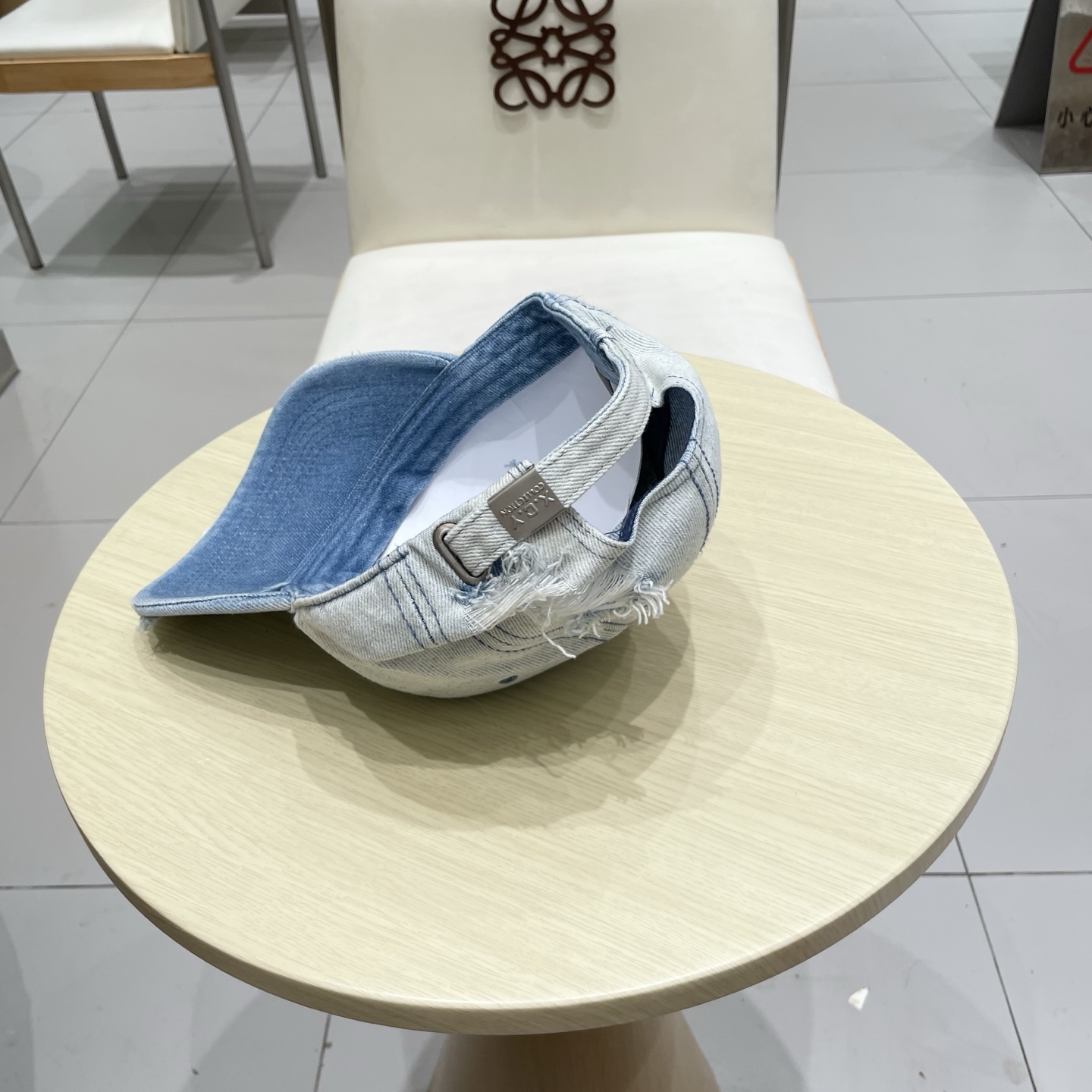   蒙口洗水做牛仔旧棒球帽
火爆款技术升级，洗水做破的牛仔风街头风十足
更符合现在时尚小哥哥小姐姐的st