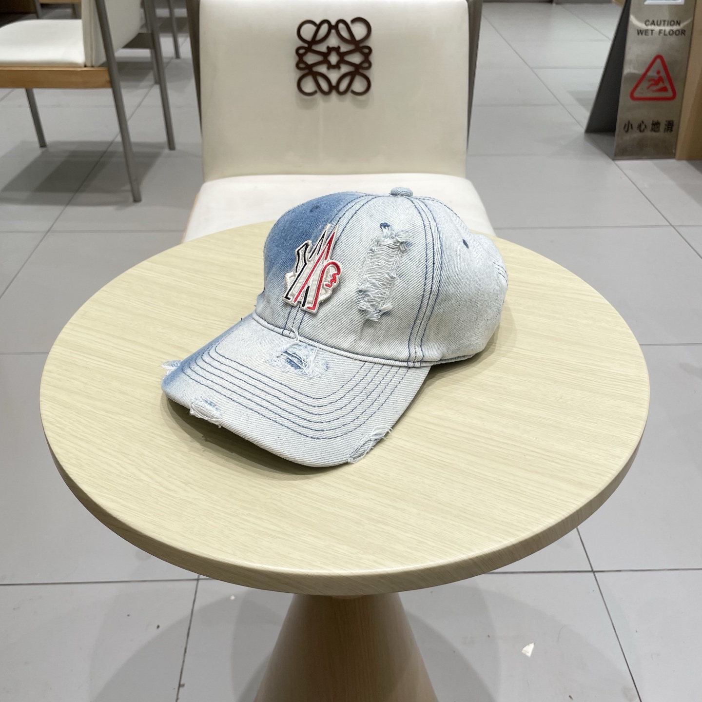   蒙口洗水做牛仔旧棒球帽
火爆款技术升级，洗水做破的牛仔风街头风十足
更符合现在时尚小哥哥小姐姐的st