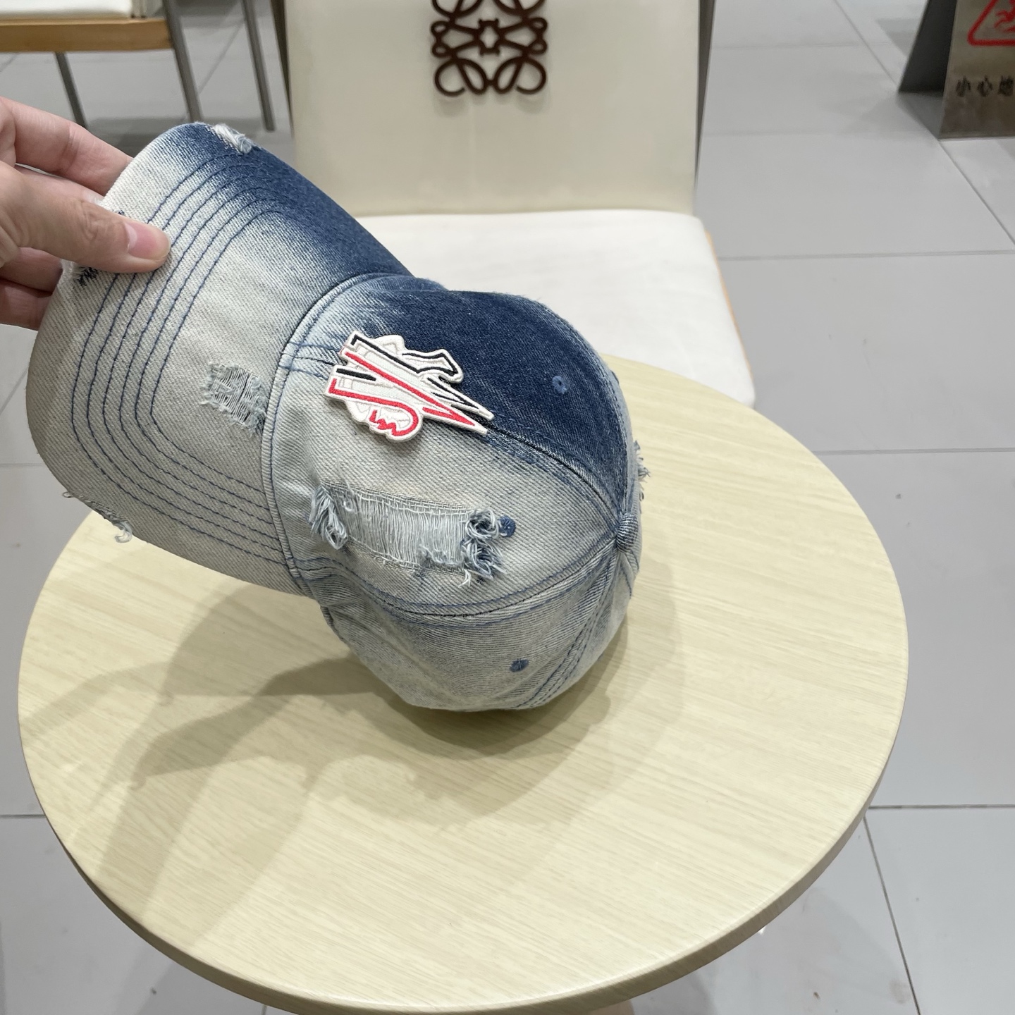   蒙口洗水做牛仔旧棒球帽
火爆款技术升级，洗水做破的牛仔风街头风十足
更符合现在时尚小哥哥小姐姐的st