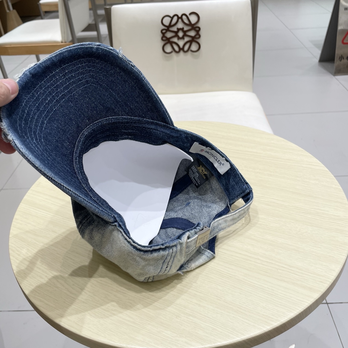   蒙口洗水做牛仔旧棒球帽
火爆款技术升级，洗水做破的牛仔风街头风十足
更符合现在时尚小哥哥小姐姐的st