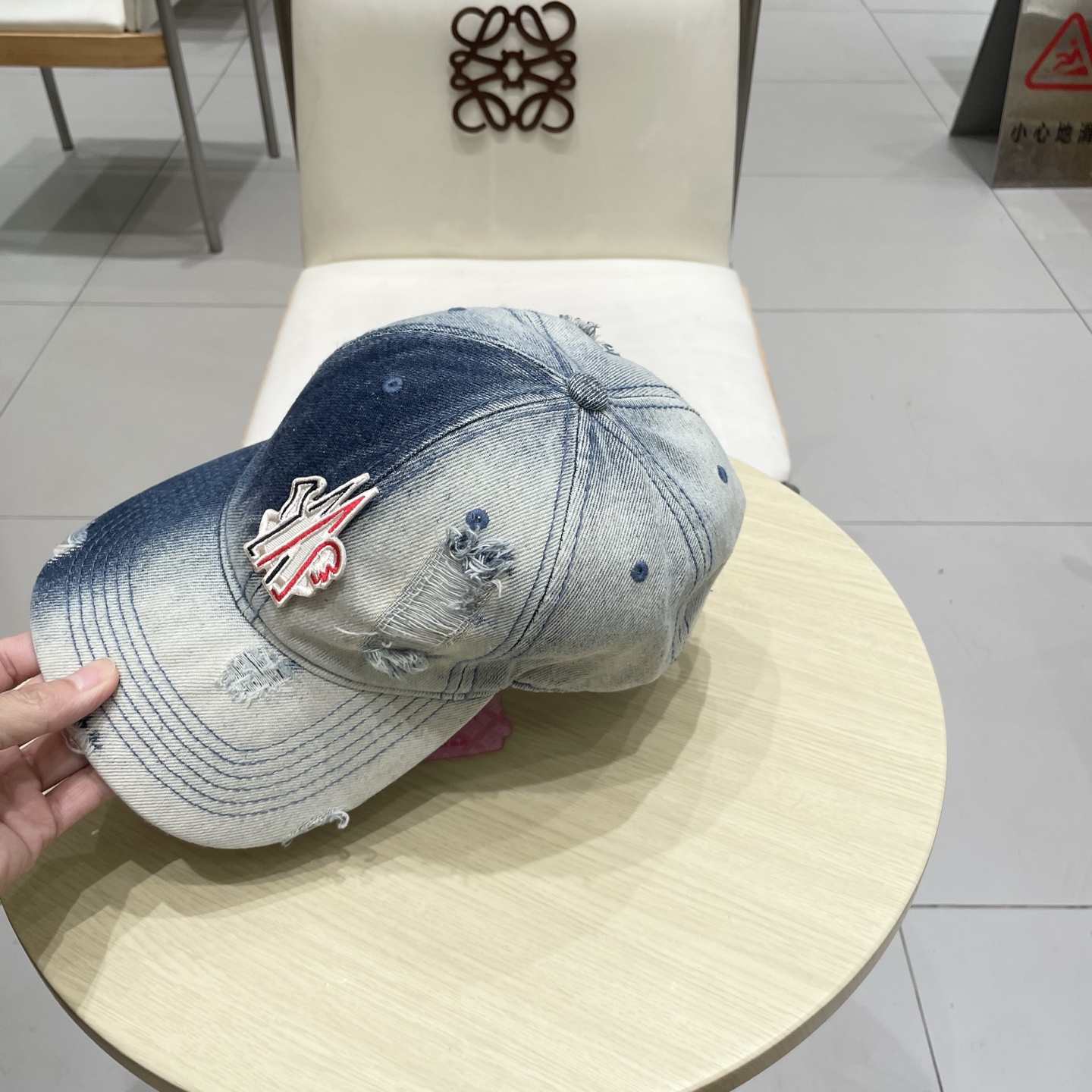   蒙口洗水做牛仔旧棒球帽
火爆款技术升级，洗水做破的牛仔风街头风十足
更符合现在时尚小哥哥小姐姐的st