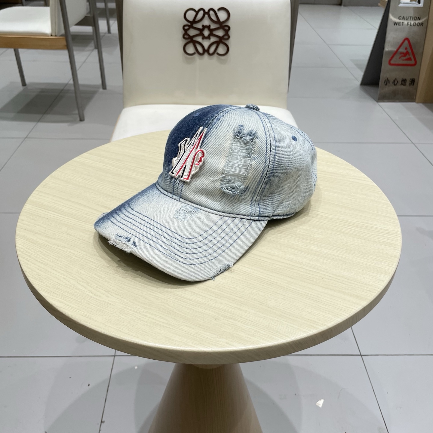   蒙口洗水做牛仔旧棒球帽
火爆款技术升级，洗水做破的牛仔风街头风十足
更符合现在时尚小哥哥小姐姐的st