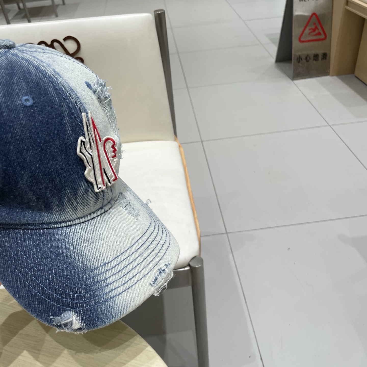   蒙口洗水做牛仔旧棒球帽
火爆款技术升级，洗水做破的牛仔风街头风十足
更符合现在时尚小哥哥小姐姐的st