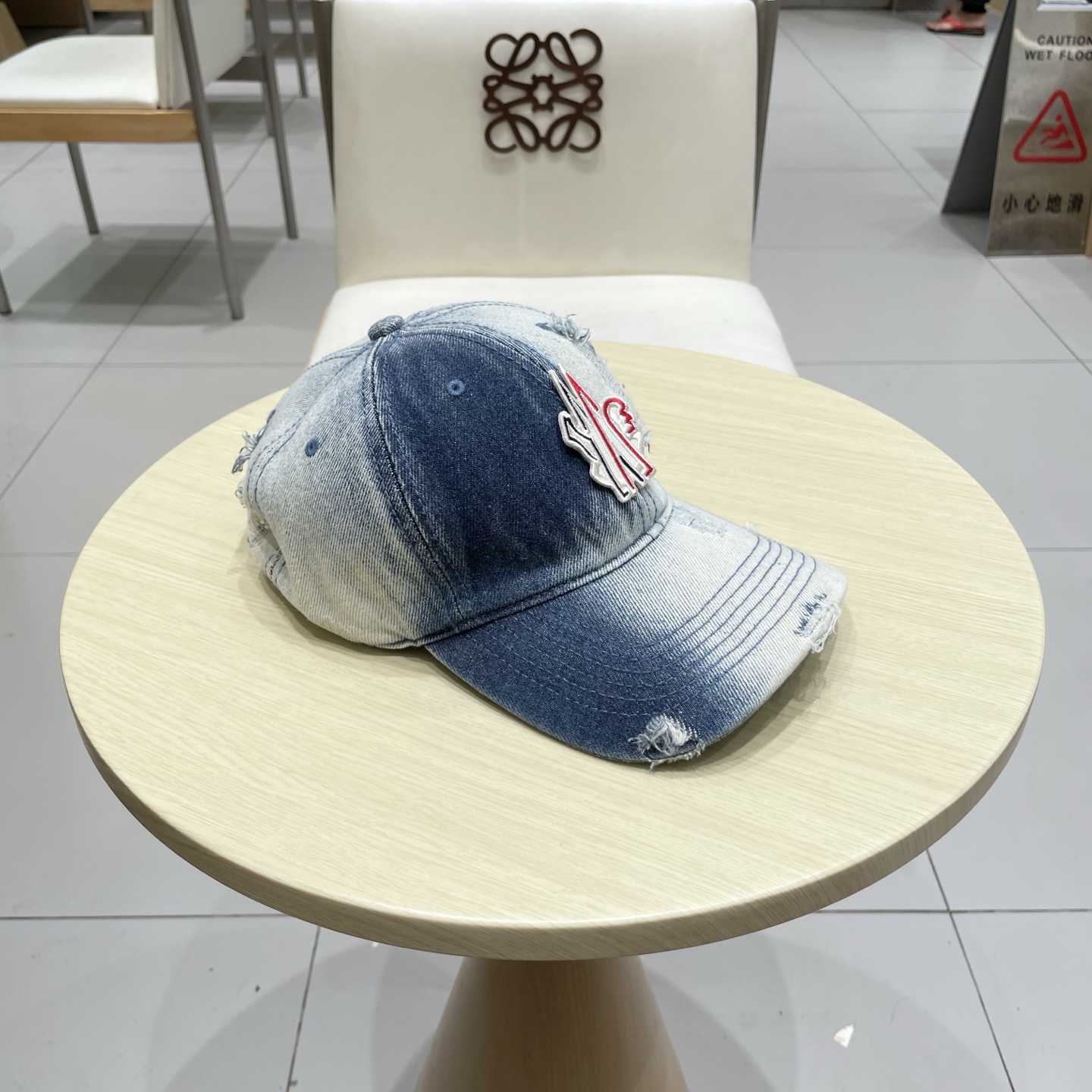   蒙口洗水做牛仔旧棒球帽
火爆款技术升级，洗水做破的牛仔风街头风十足
更符合现在时尚小哥哥小姐姐的st