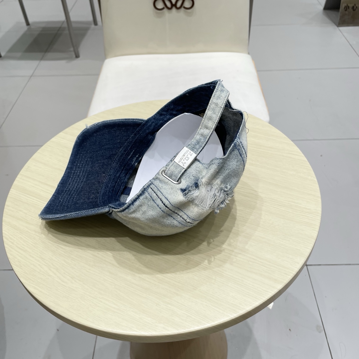   蒙口洗水做牛仔旧棒球帽
火爆款技术升级，洗水做破的牛仔风街头风十足
更符合现在时尚小哥哥小姐姐的st