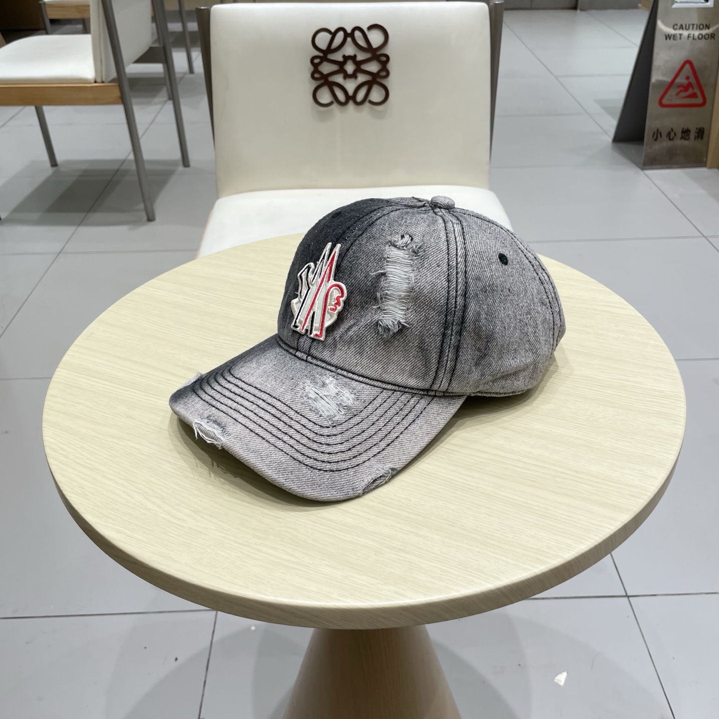   蒙口洗水做牛仔旧棒球帽
火爆款技术升级，洗水做破的牛仔风街头风十足
更符合现在时尚小哥哥小姐姐的st