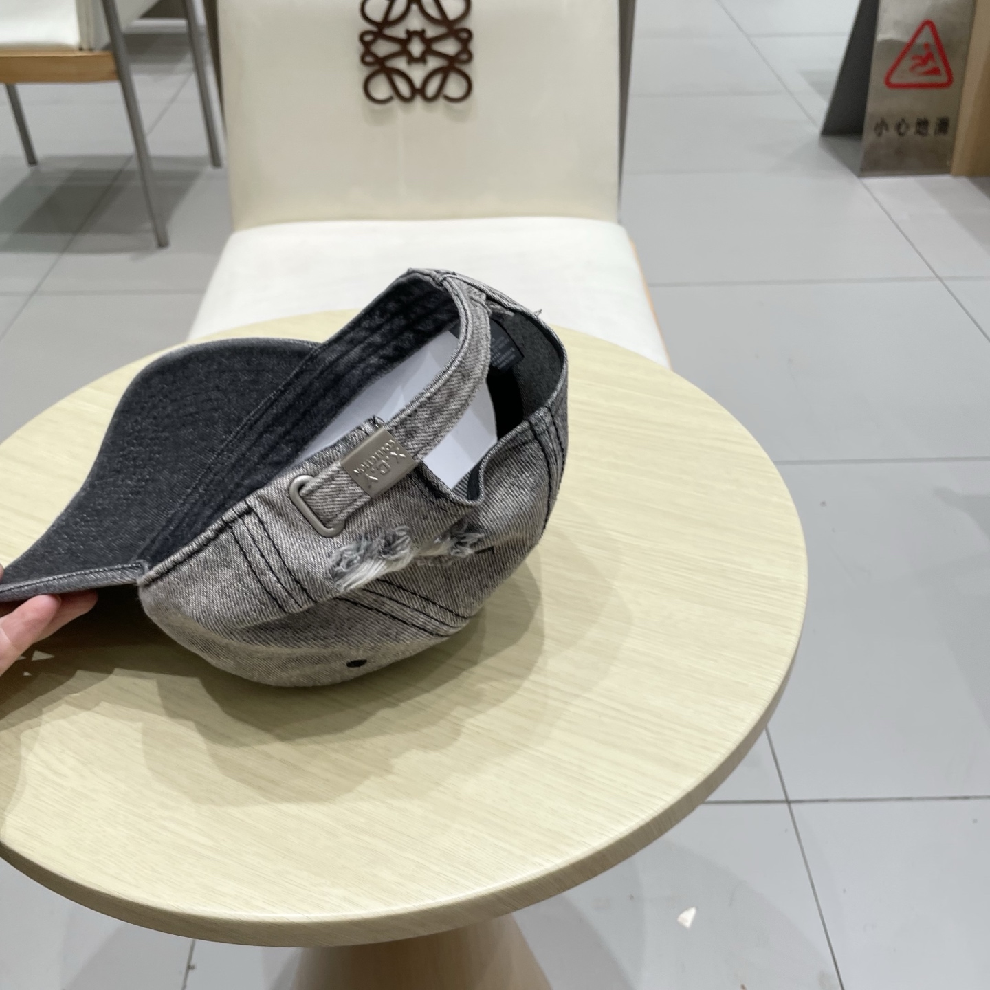   蒙口洗水做牛仔旧棒球帽
火爆款技术升级，洗水做破的牛仔风街头风十足
更符合现在时尚小哥哥小姐姐的st