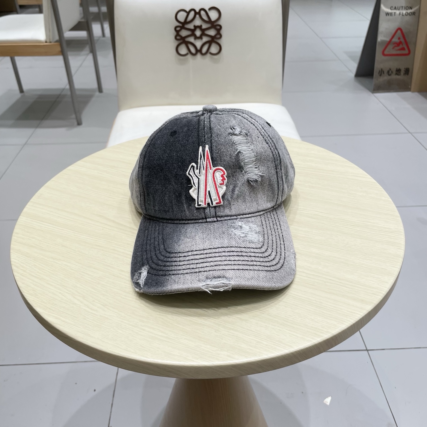 NO:363667,Washing water to make an old denim baseball hat with a coverall. The technology of the hot products is upgraded. The decorating style of the decorating water to make a broken denim style is very street style. It is more in line with the style of the current fashionable little brother and sister. The airport street photography is super cool!  Hat Straw Hat Fisherman Hat Baseball Hat Knitted Hats, Hats, Moncler, espadrilles, hats蒙口洗水做牛仔旧棒球帽 火爆款技术升级,洗水做破的牛仔风街头风十足 更符合现在时尚小哥哥小姐姐的style,机场街拍超飒！帽子草帽渔夫帽棒球帽针织帽,帽子,Moncler,espadrilles,hats,hat