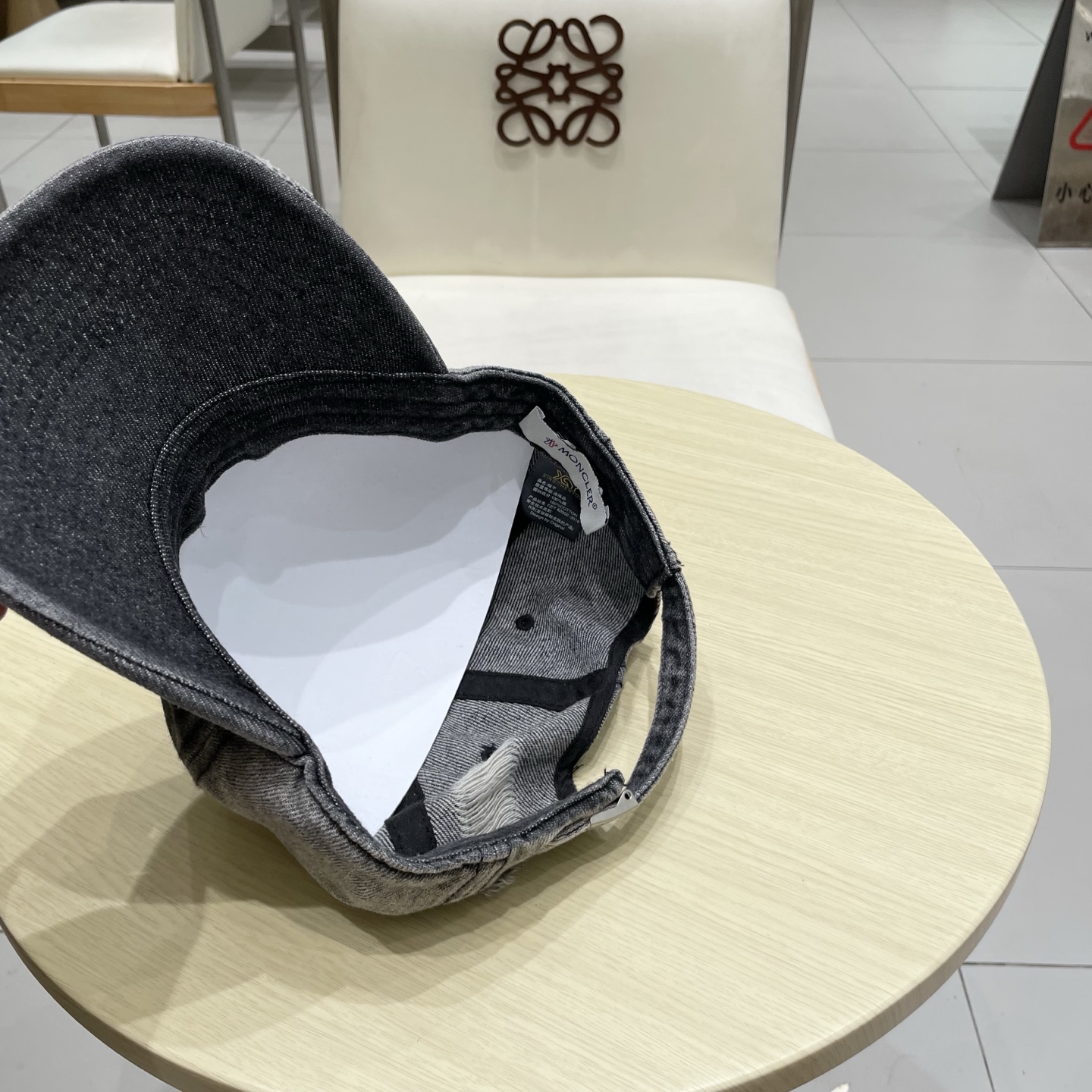   蒙口洗水做牛仔旧棒球帽
火爆款技术升级，洗水做破的牛仔风街头风十足
更符合现在时尚小哥哥小姐姐的st