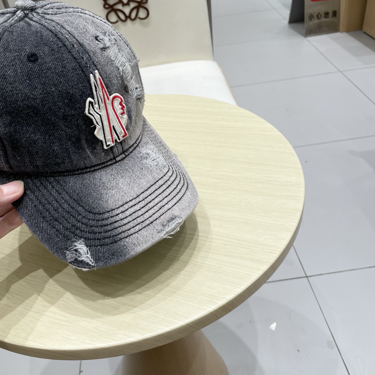   蒙口洗水做牛仔旧棒球帽
火爆款技术升级，洗水做破的牛仔风街头风十足
更符合现在时尚小哥哥小姐姐的st