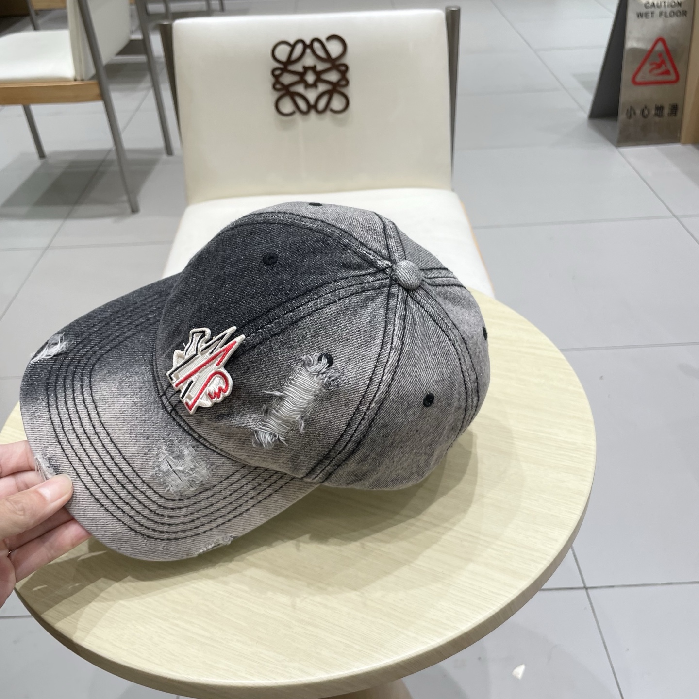   蒙口洗水做牛仔旧棒球帽
火爆款技术升级，洗水做破的牛仔风街头风十足
更符合现在时尚小哥哥小姐姐的st