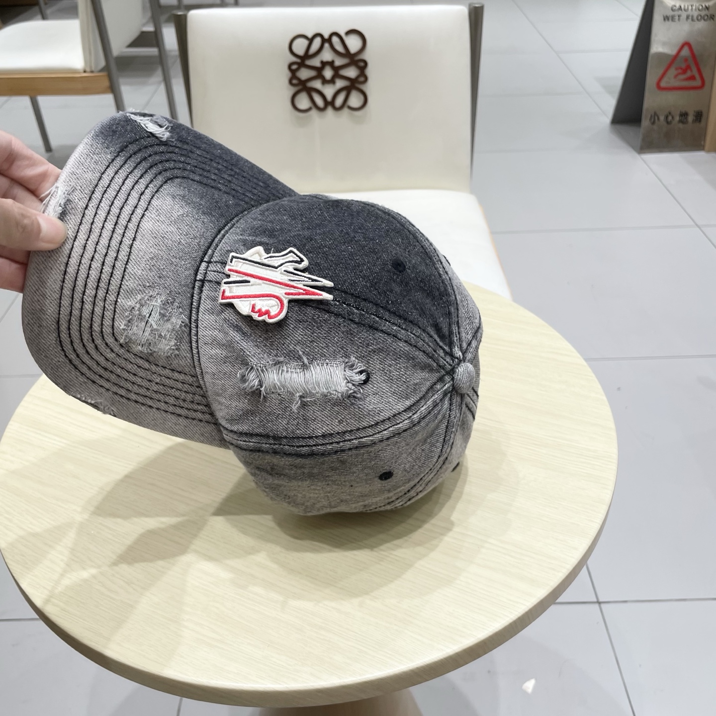   蒙口洗水做牛仔旧棒球帽
火爆款技术升级，洗水做破的牛仔风街头风十足
更符合现在时尚小哥哥小姐姐的st