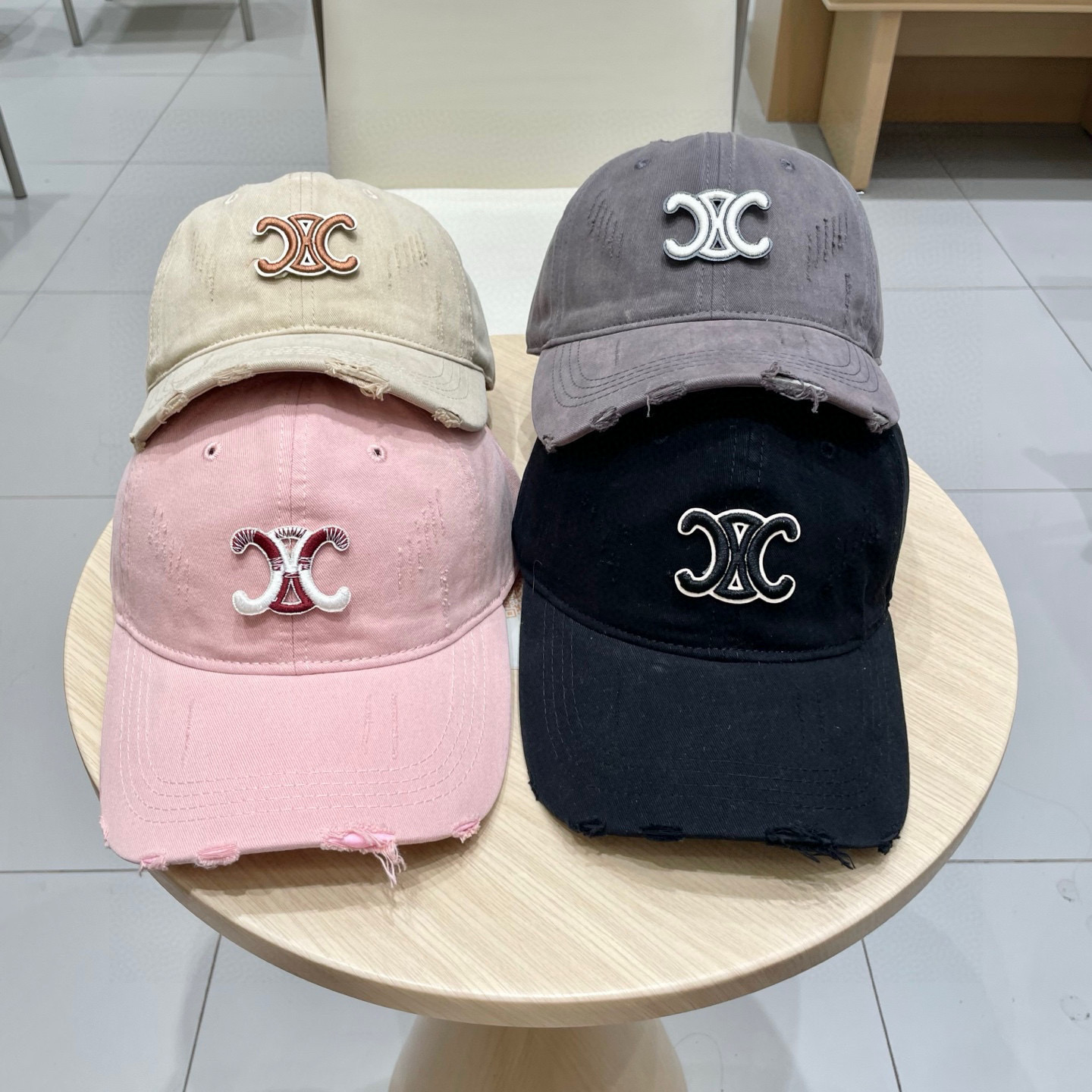  CELINE（塞琳）棒球帽🧢
必须要拥有这样一款帽子。
简简单单但很有辨识度 走在人群中一眼就能吸引住