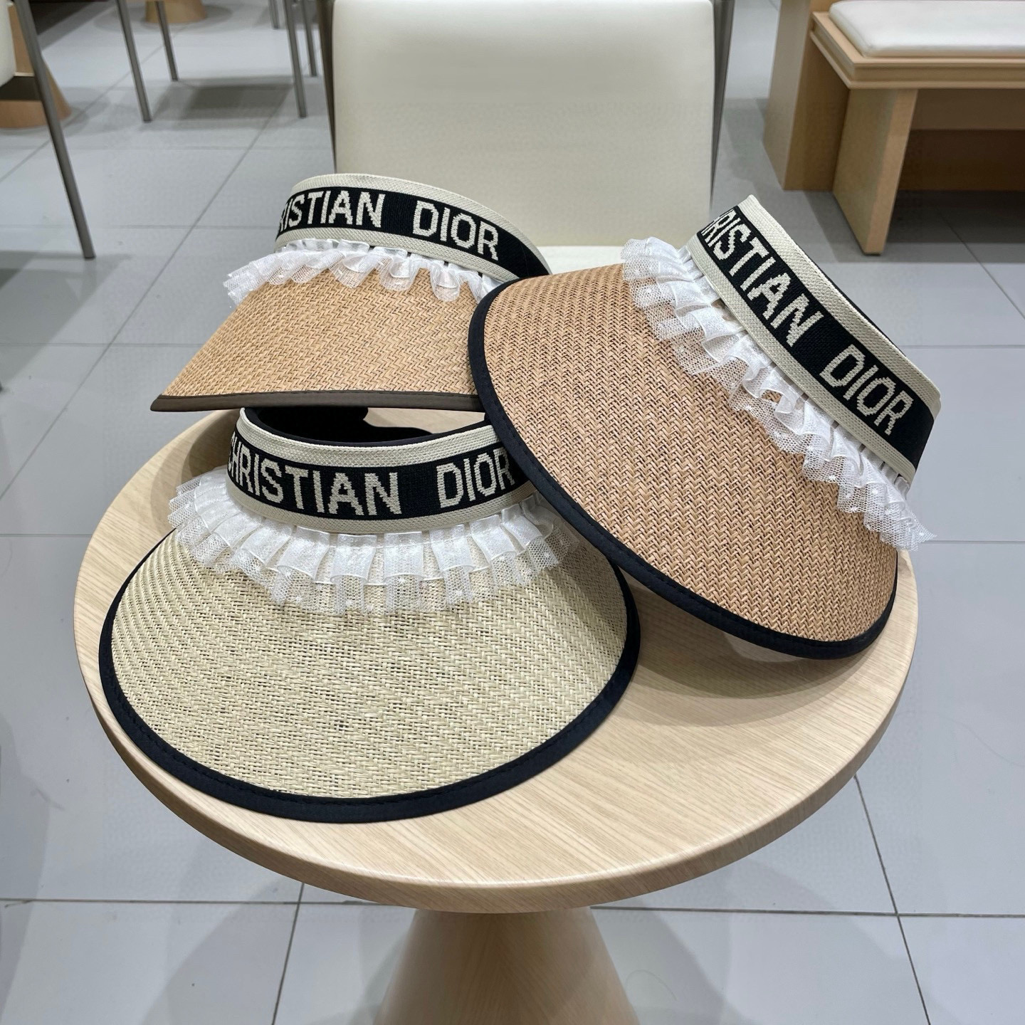  迪奥Dior2025新款
空顶帽，夏天必备单品，因为真的太好搭，夏天搭配清凉夏日风情真的超级文艺范～随